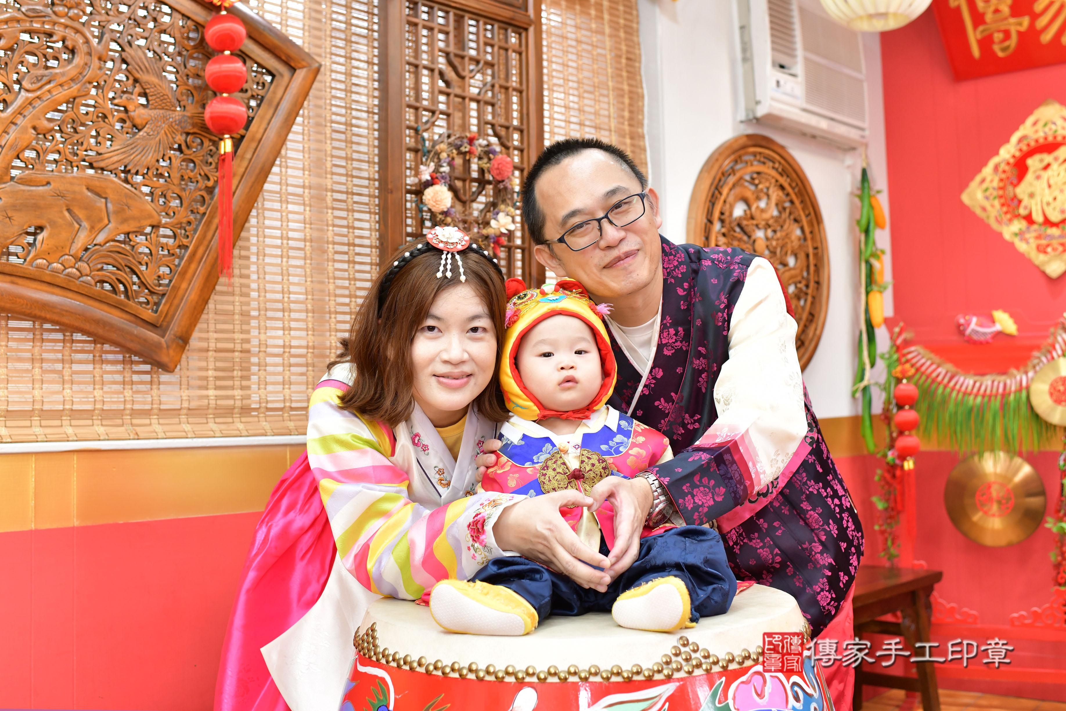 傳家手工印章桃園店、抓周、度脺、中國風會場、傳家嬰兒古禮、吉祥話、抓周道具物品24種、拍照。抓周證書。寶寶抓周、滿周歲、生日快樂、祝福