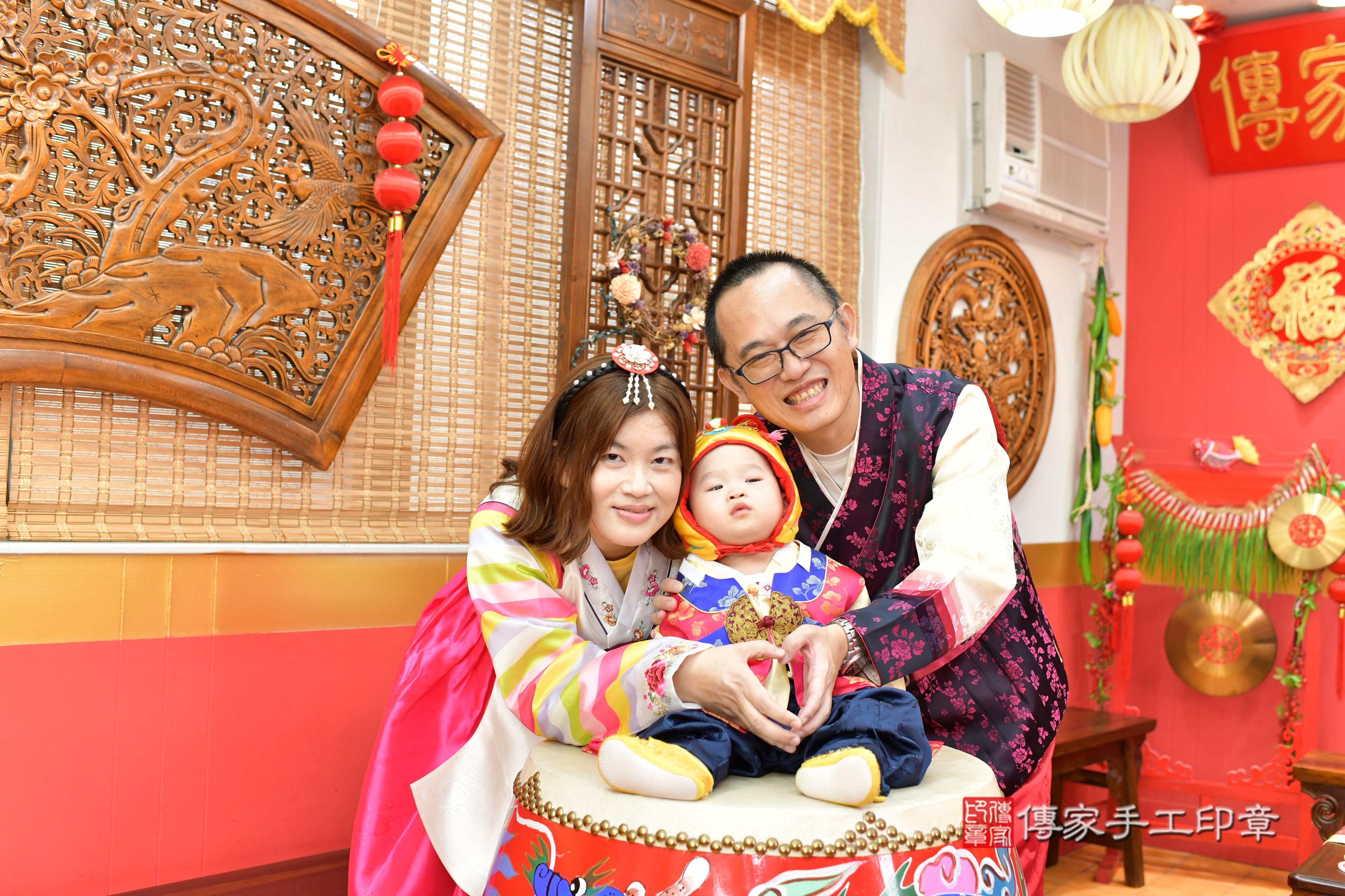 傳家手工印章桃園店、抓周、度脺、中國風會場、傳家嬰兒古禮、吉祥話、抓周道具物品24種、拍照。抓周證書。寶寶抓周、滿周歲、生日快樂、祝福