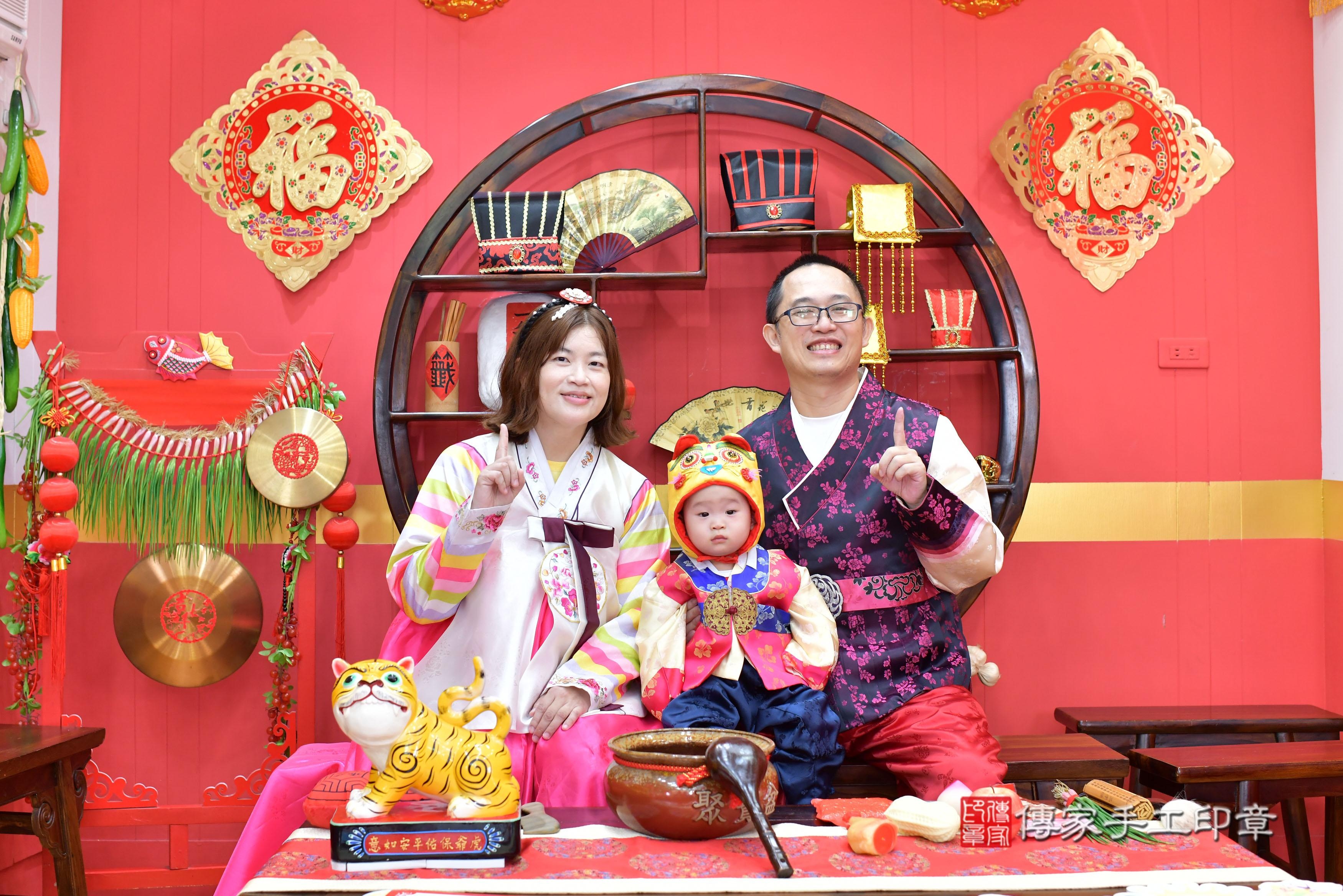 傳家手工印章桃園店、抓周、度脺、中國風會場、傳家嬰兒古禮、吉祥話、抓周道具物品24種、拍照。抓周證書。寶寶抓周、滿周歲、生日快樂、祝福