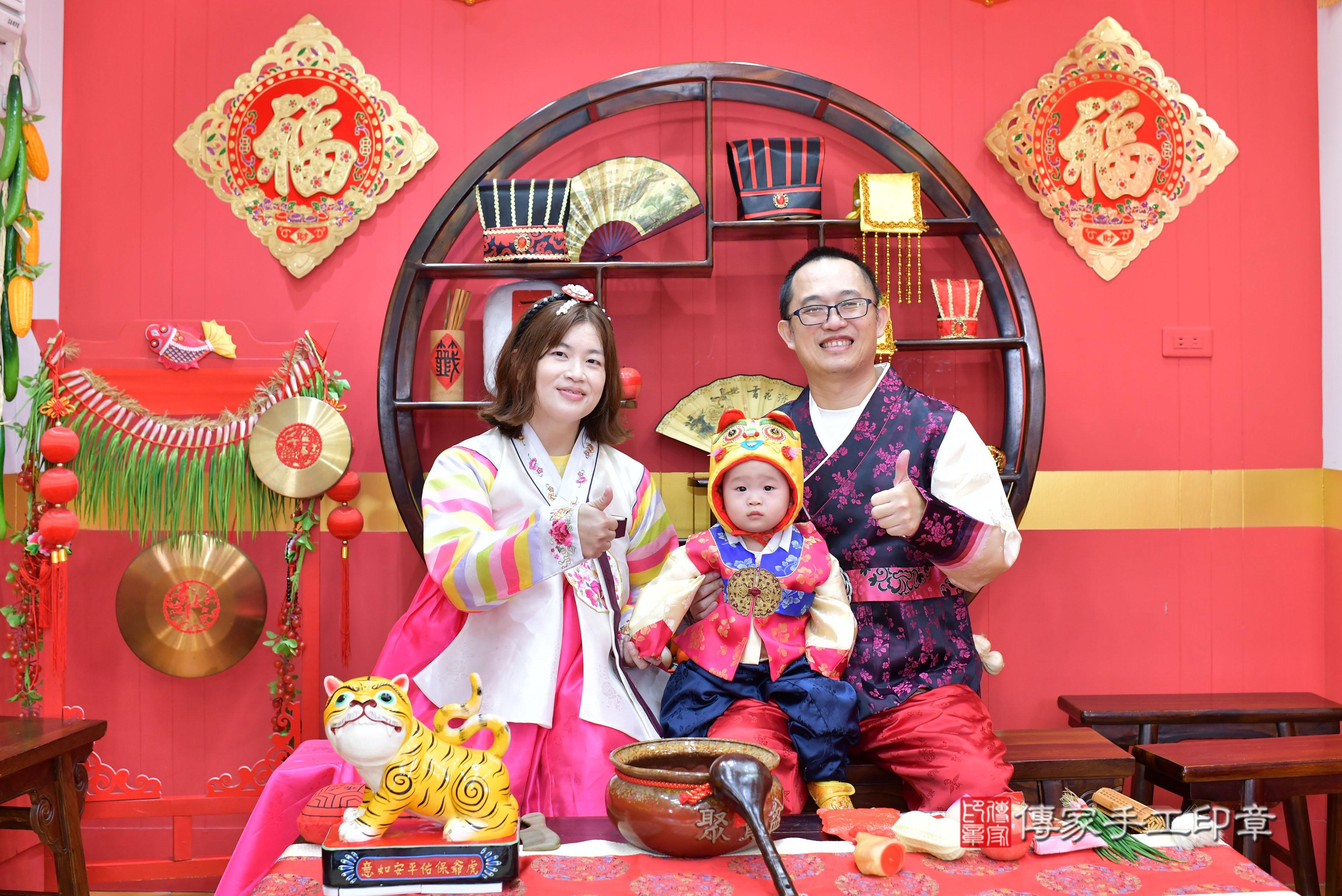 傳家手工印章桃園店、抓周、度脺、中國風會場、傳家嬰兒古禮、吉祥話、抓周道具物品24種、拍照。抓周證書。寶寶抓周、滿周歲、生日快樂、祝福