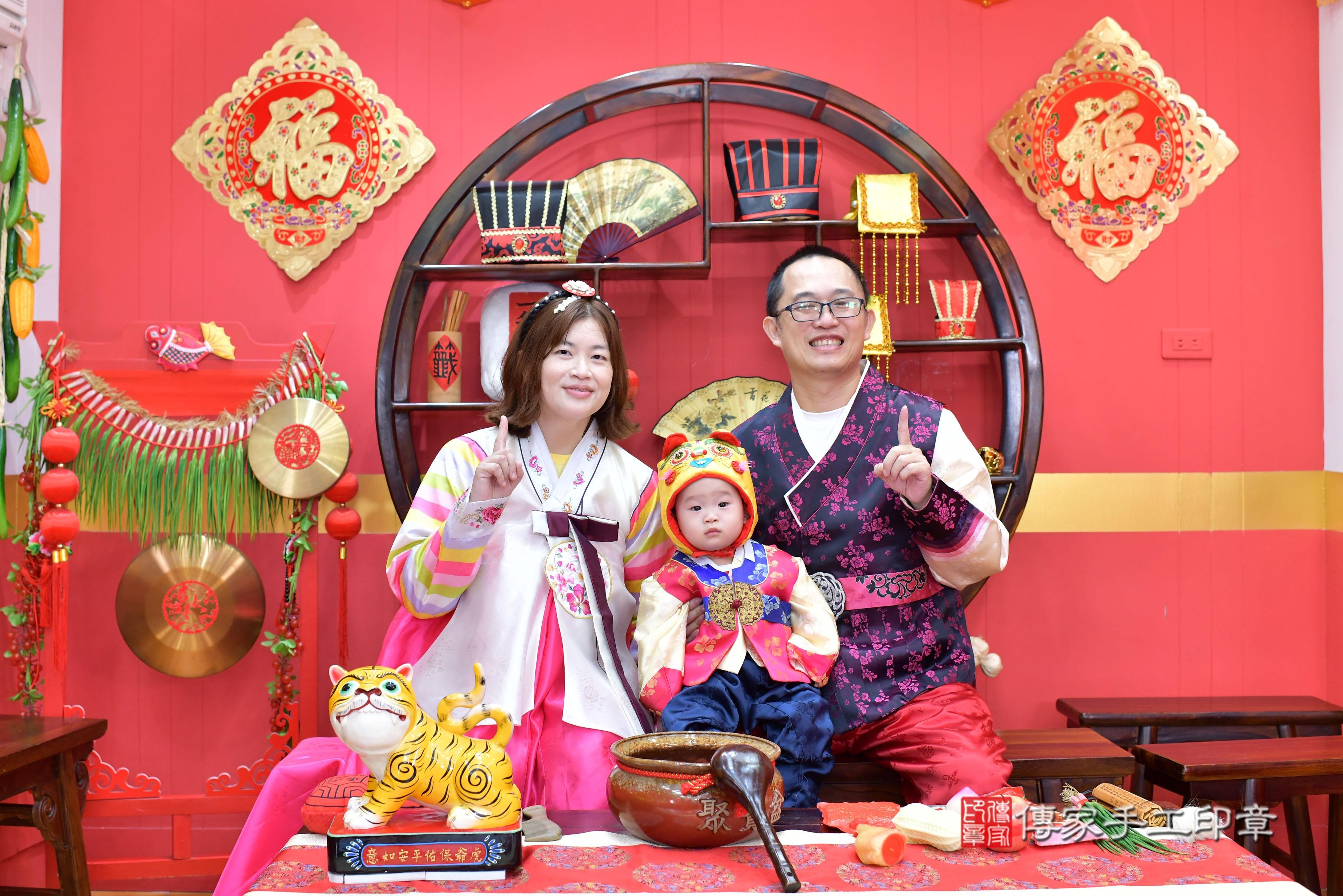 傳家手工印章桃園店、抓周、度脺、中國風會場、傳家嬰兒古禮、吉祥話、抓周道具物品24種、拍照。抓周證書。寶寶抓周、滿周歲、生日快樂、祝福