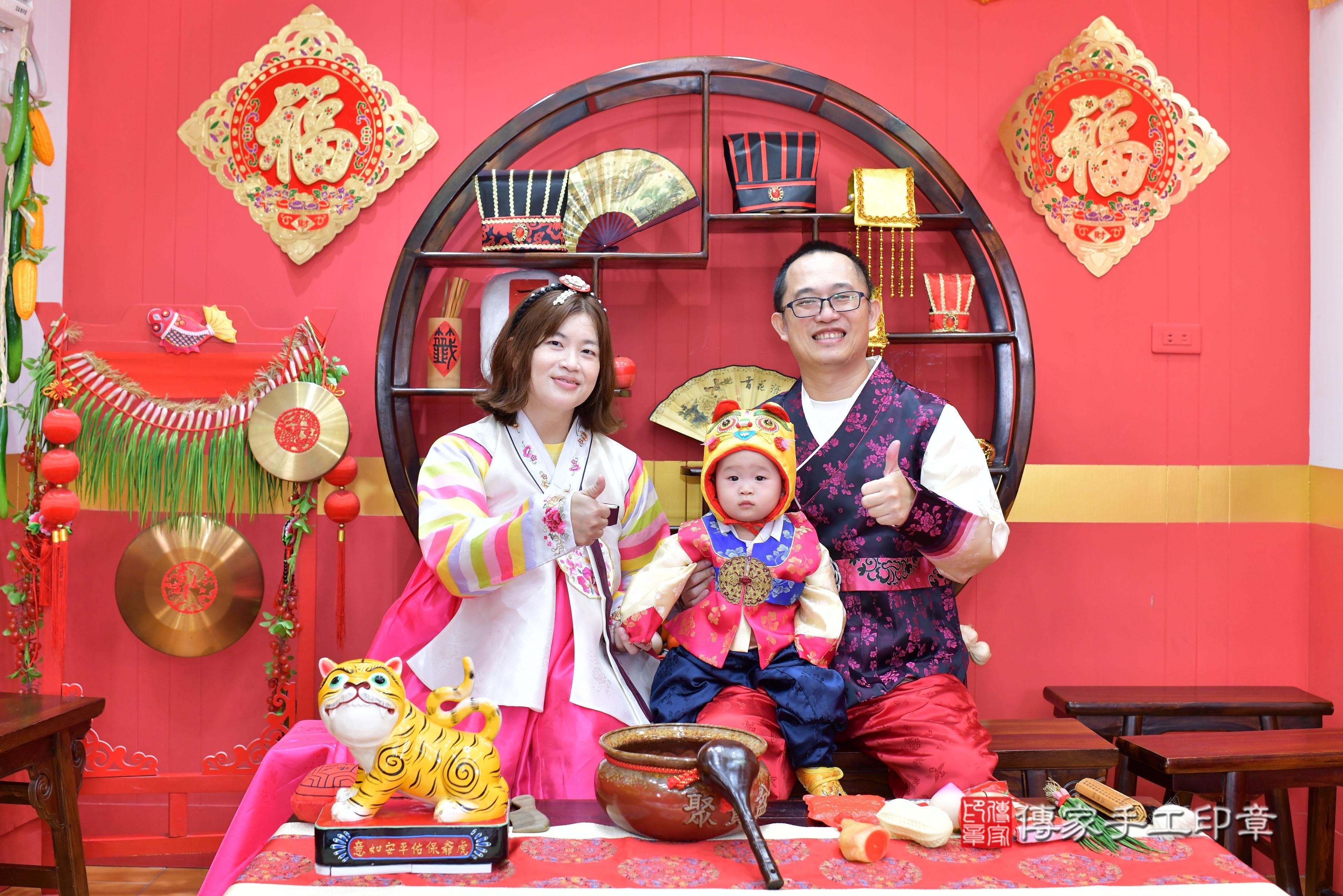 傳家手工印章桃園店、抓周、度脺、中國風會場、傳家嬰兒古禮、吉祥話、抓周道具物品24種、拍照。抓周證書。寶寶抓周、滿周歲、生日快樂、祝福