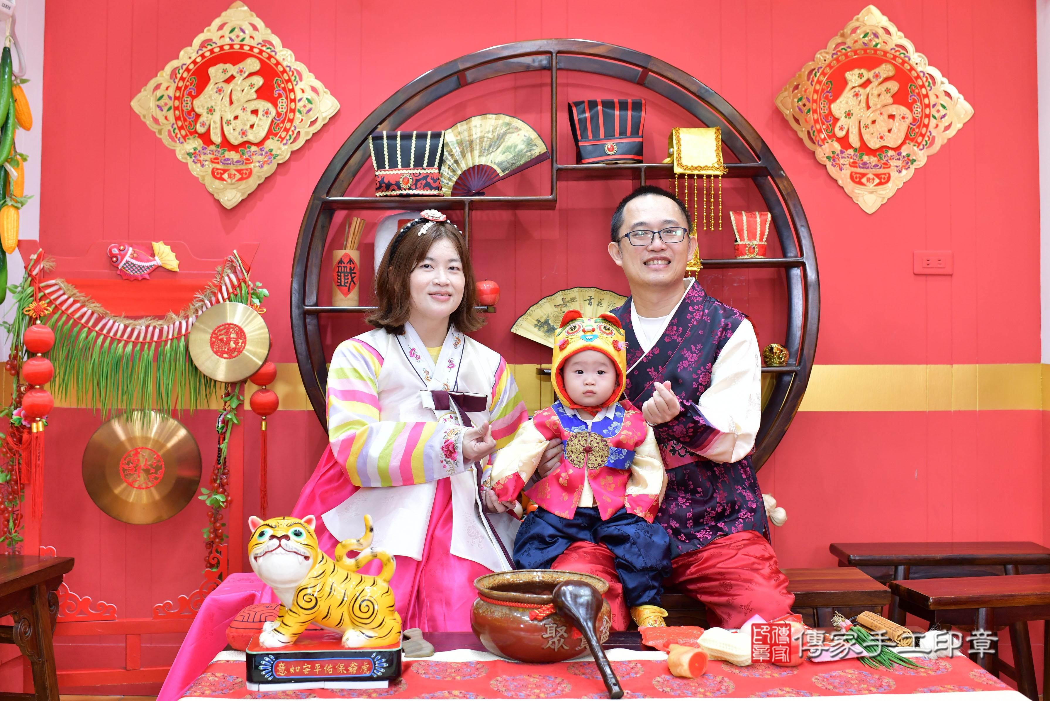 傳家手工印章桃園店、抓周、度脺、中國風會場、傳家嬰兒古禮、吉祥話、抓周道具物品24種、拍照。抓周證書。寶寶抓周、滿周歲、生日快樂、祝福