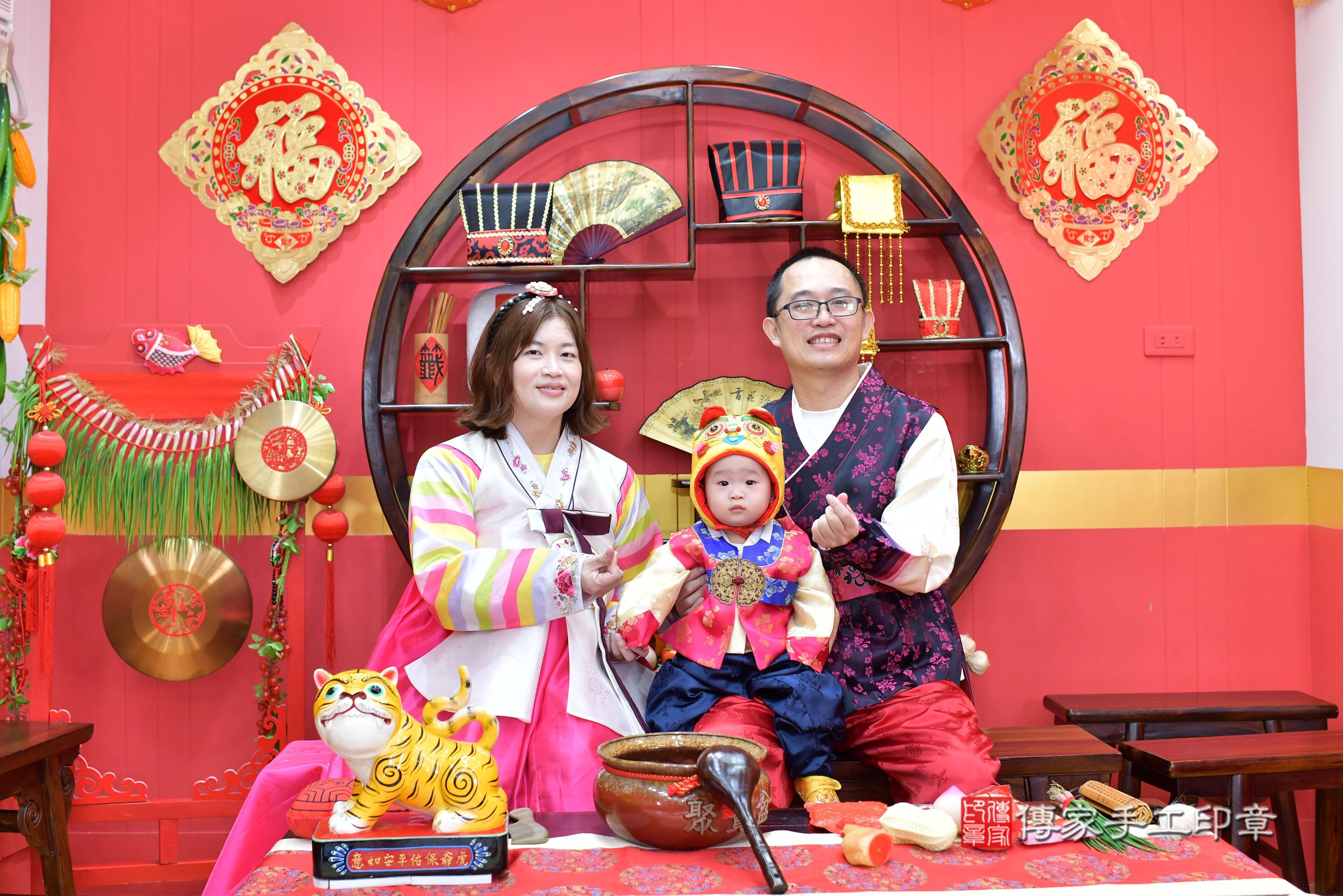 傳家手工印章桃園店、抓周、度脺、中國風會場、傳家嬰兒古禮、吉祥話、抓周道具物品24種、拍照。抓周證書。寶寶抓周、滿周歲、生日快樂、祝福