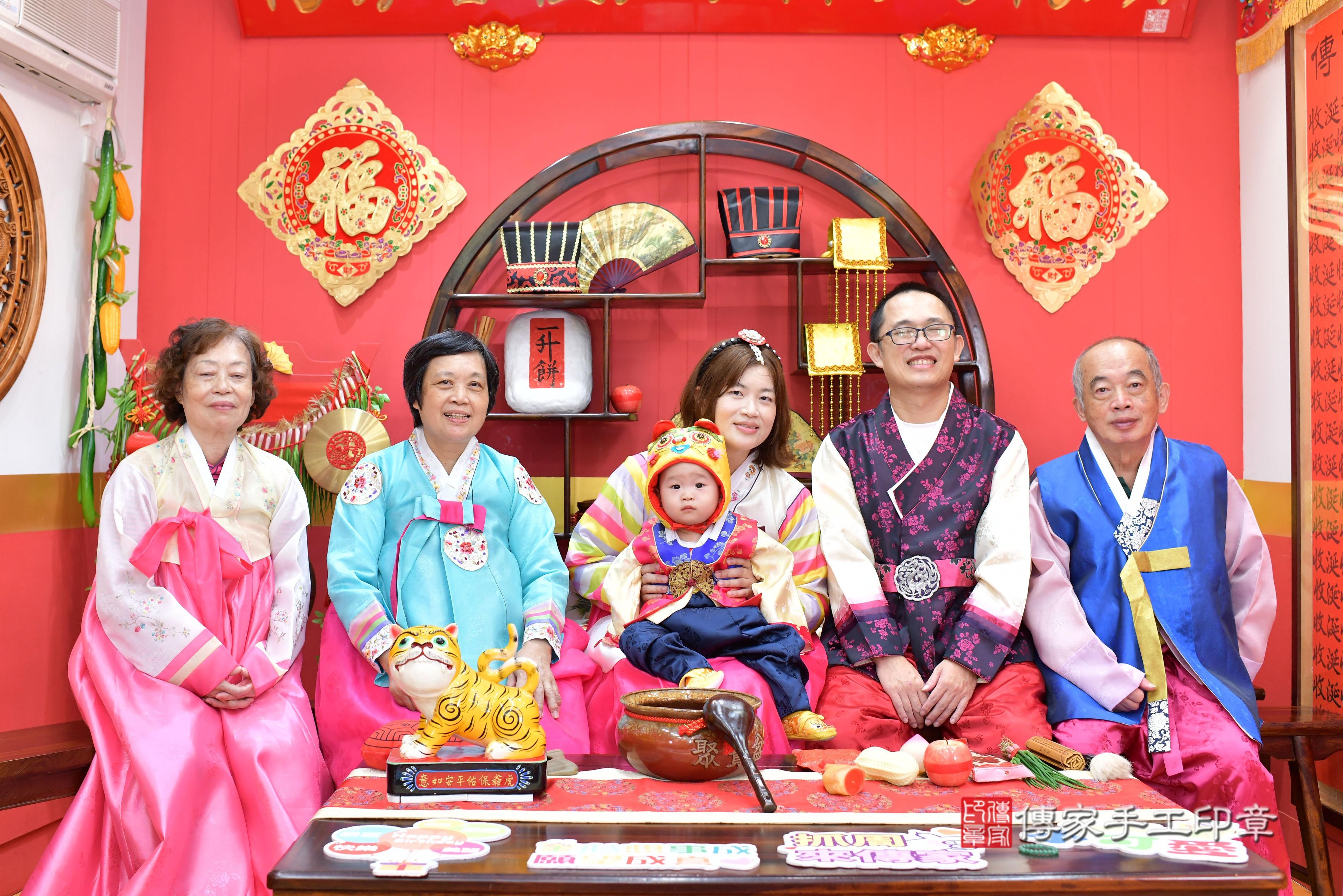 傳家手工印章桃園店、抓周、度脺、中國風會場、傳家嬰兒古禮、吉祥話、抓周道具物品24種、拍照。抓周證書。寶寶抓周、滿周歲、生日快樂、祝福