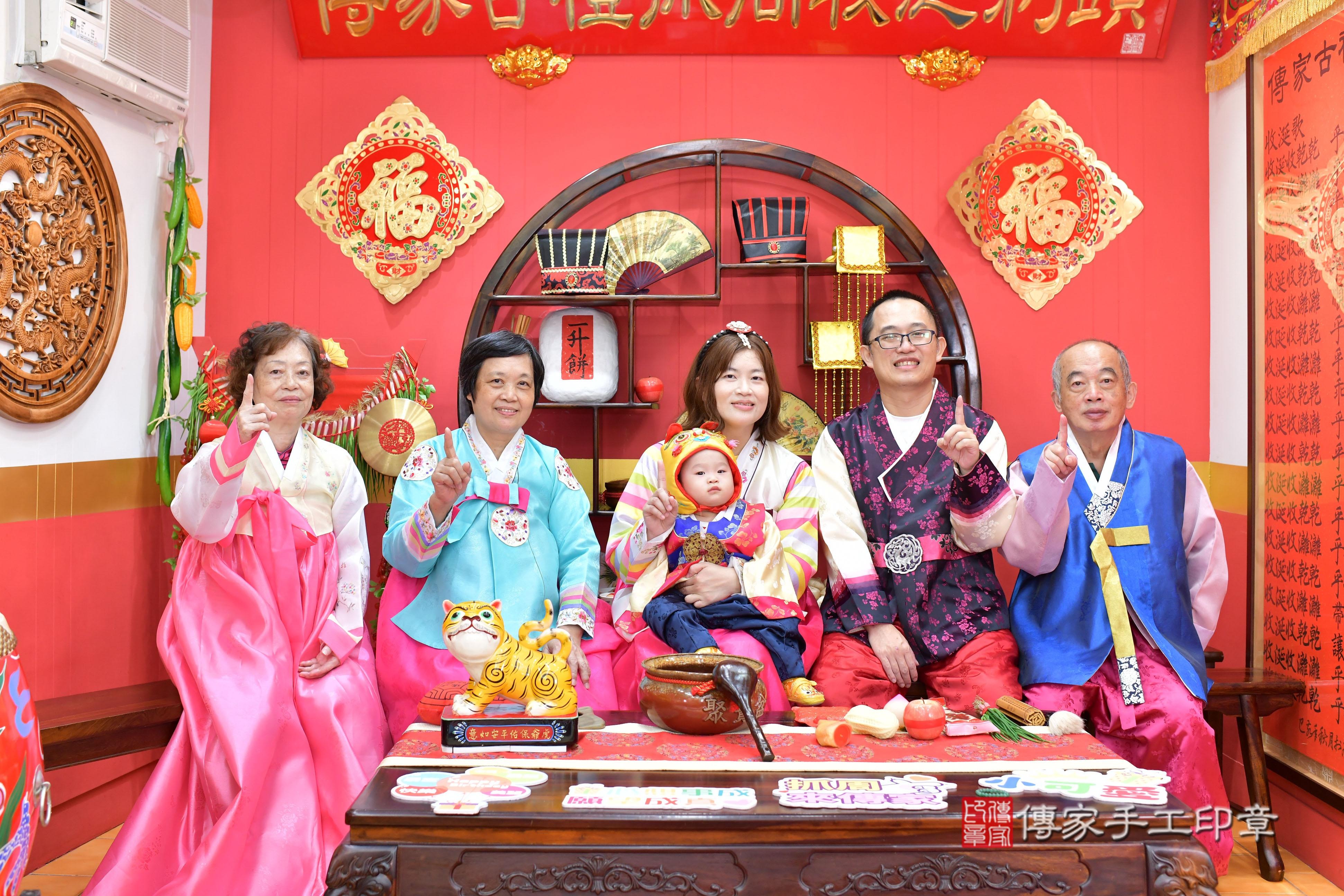 傳家手工印章桃園店、抓周、度脺、中國風會場、傳家嬰兒古禮、吉祥話、抓周道具物品24種、拍照。抓周證書。寶寶抓周、滿周歲、生日快樂、祝福