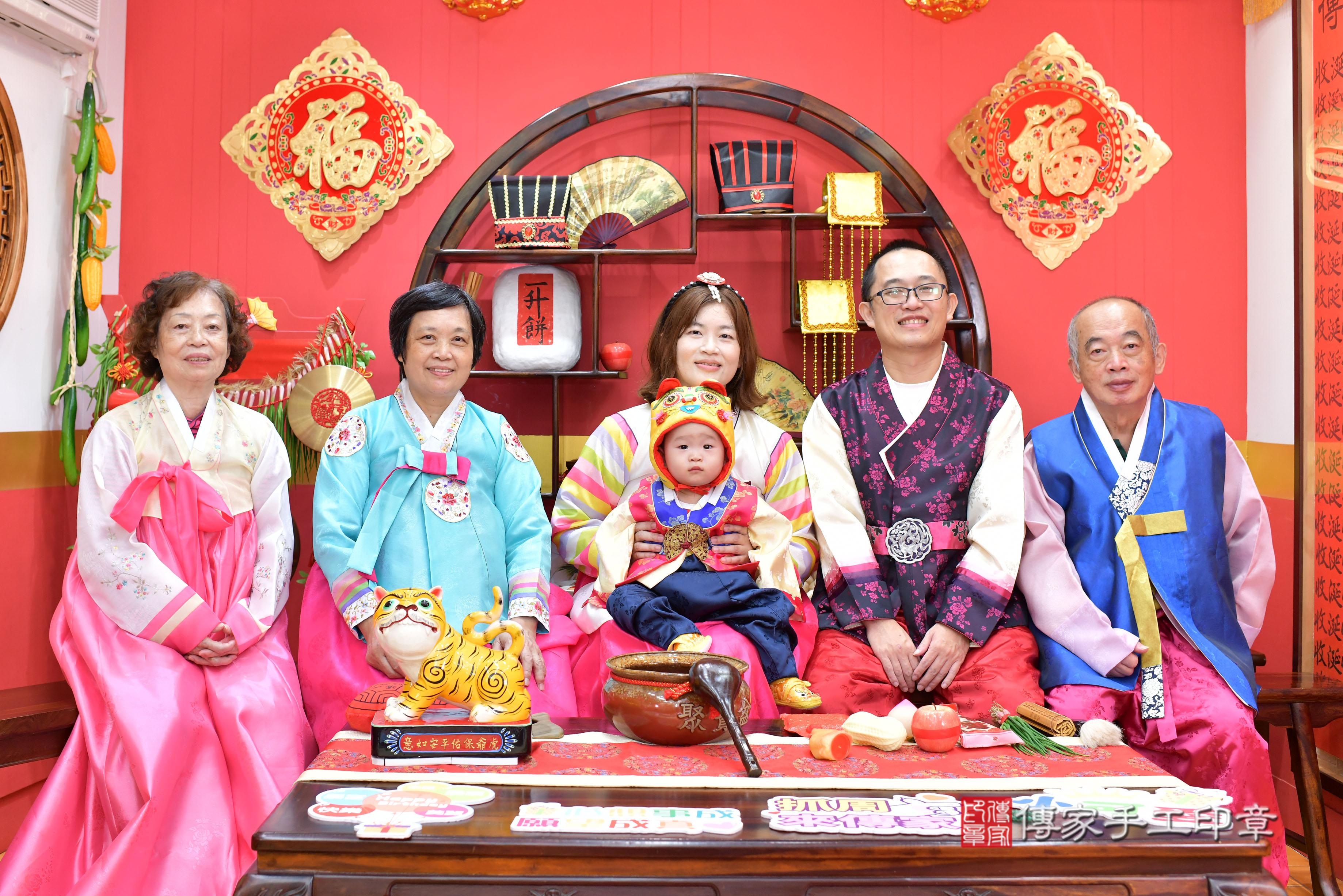 傳家手工印章桃園店、抓周、度脺、中國風會場、傳家嬰兒古禮、吉祥話、抓周道具物品24種、拍照。抓周證書。寶寶抓周、滿周歲、生日快樂、祝福