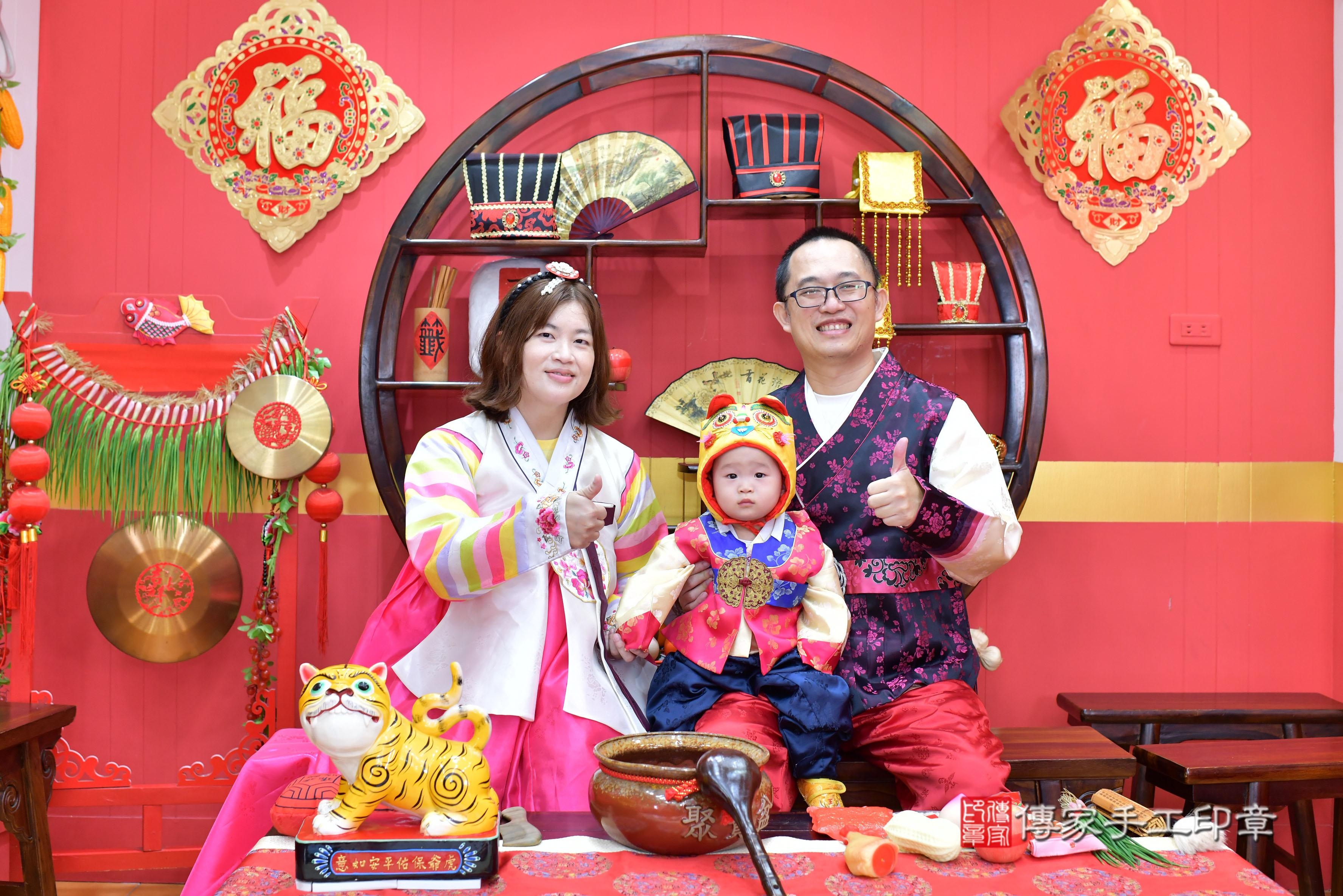 傳家手工印章桃園店、抓周、度脺、中國風會場、傳家嬰兒古禮、吉祥話、抓周道具物品24種、拍照。抓周證書。寶寶抓周、滿周歲、生日快樂、祝福