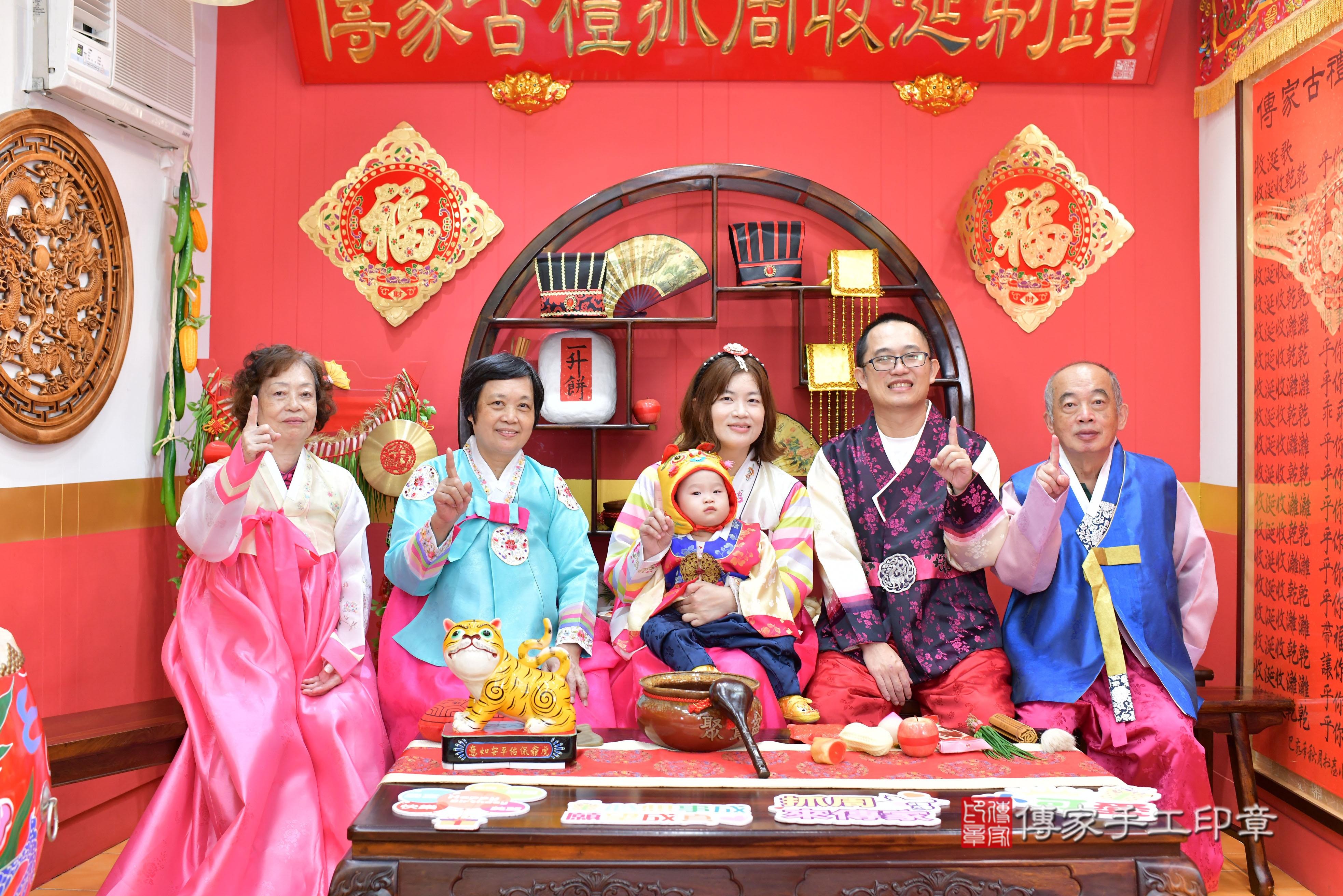 傳家手工印章桃園店、抓周、度脺、中國風會場、傳家嬰兒古禮、吉祥話、抓周道具物品24種、拍照。抓周證書。寶寶抓周、滿周歲、生日快樂、祝福