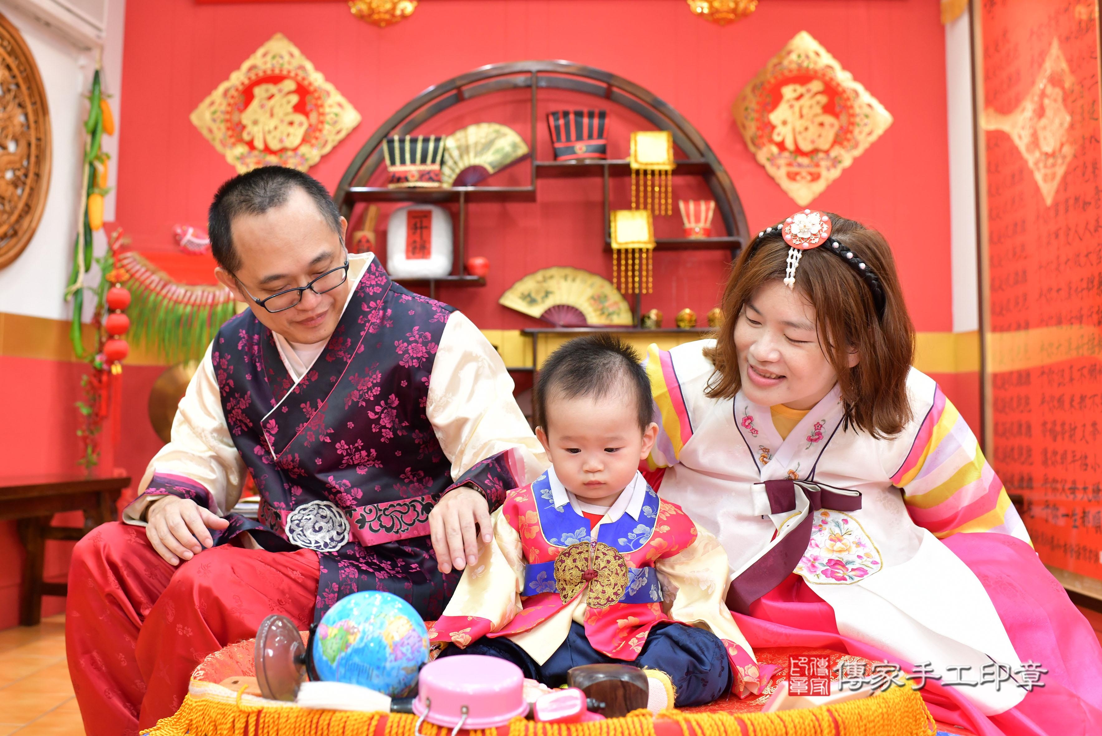 傳家手工印章桃園店、抓周、度脺、中國風會場、傳家嬰兒古禮、吉祥話、抓周道具物品24種、拍照。抓周證書。寶寶抓周、滿周歲、生日快樂、祝福