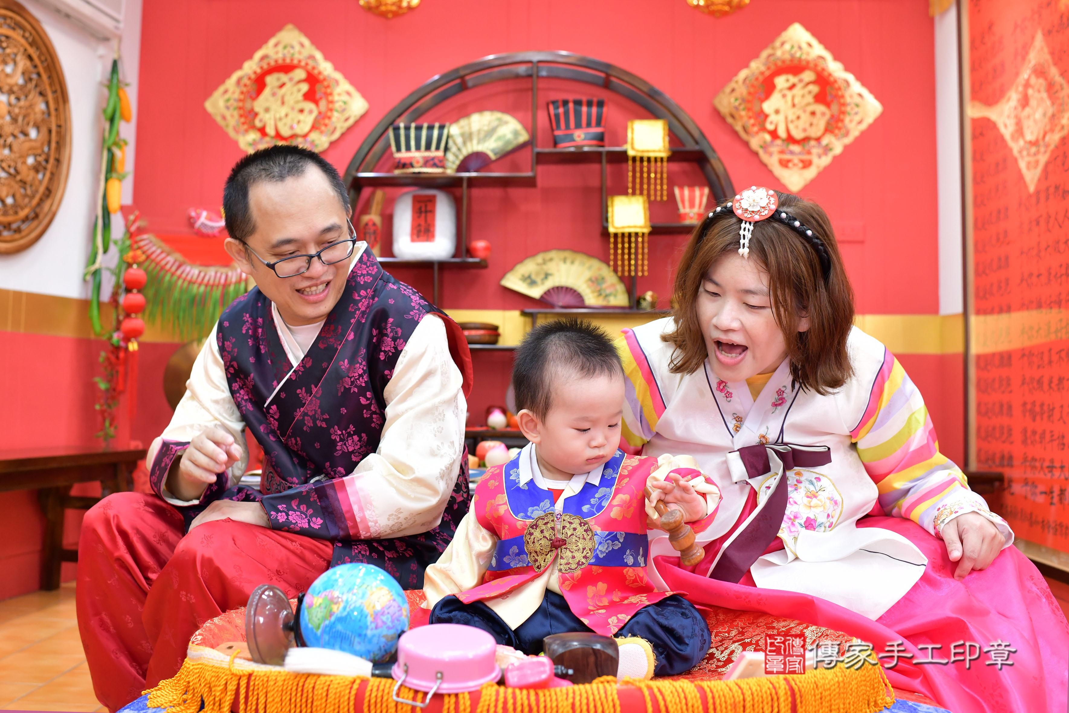 傳家手工印章桃園店、抓周、度脺、中國風會場、傳家嬰兒古禮、吉祥話、抓周道具物品24種、拍照。抓周證書。寶寶抓周、滿周歲、生日快樂、祝福