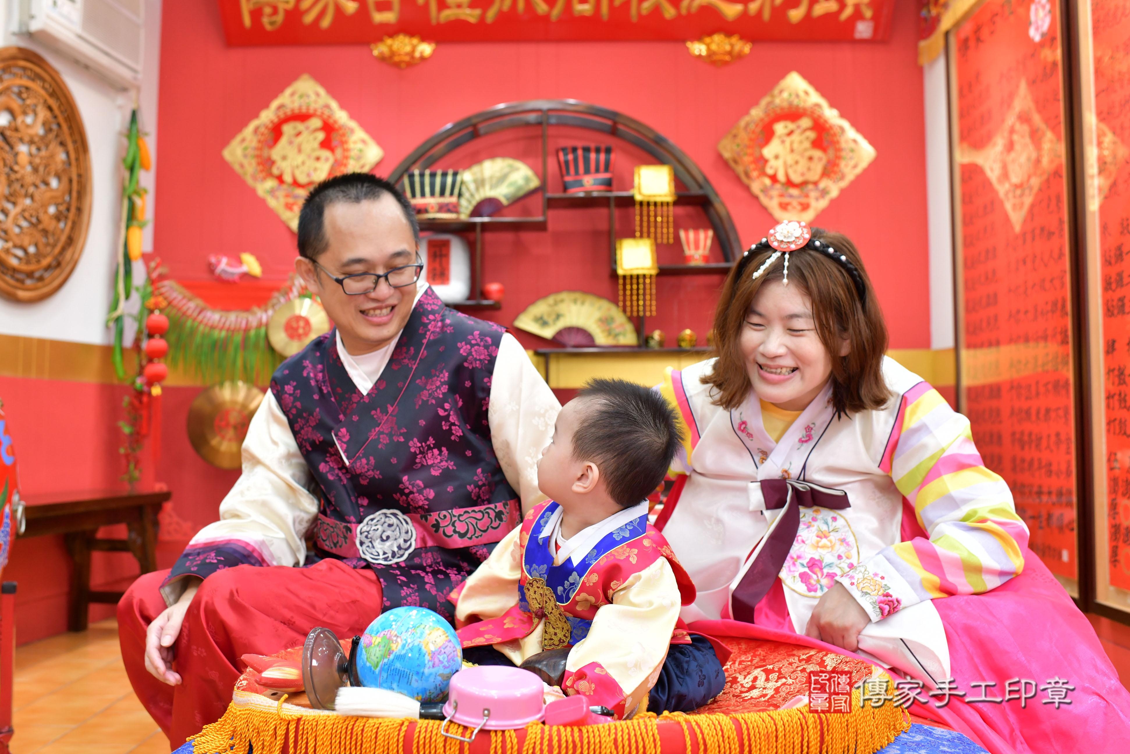 傳家手工印章桃園店、抓周、度脺、中國風會場、傳家嬰兒古禮、吉祥話、抓周道具物品24種、拍照。抓周證書。寶寶抓周、滿周歲、生日快樂、祝福