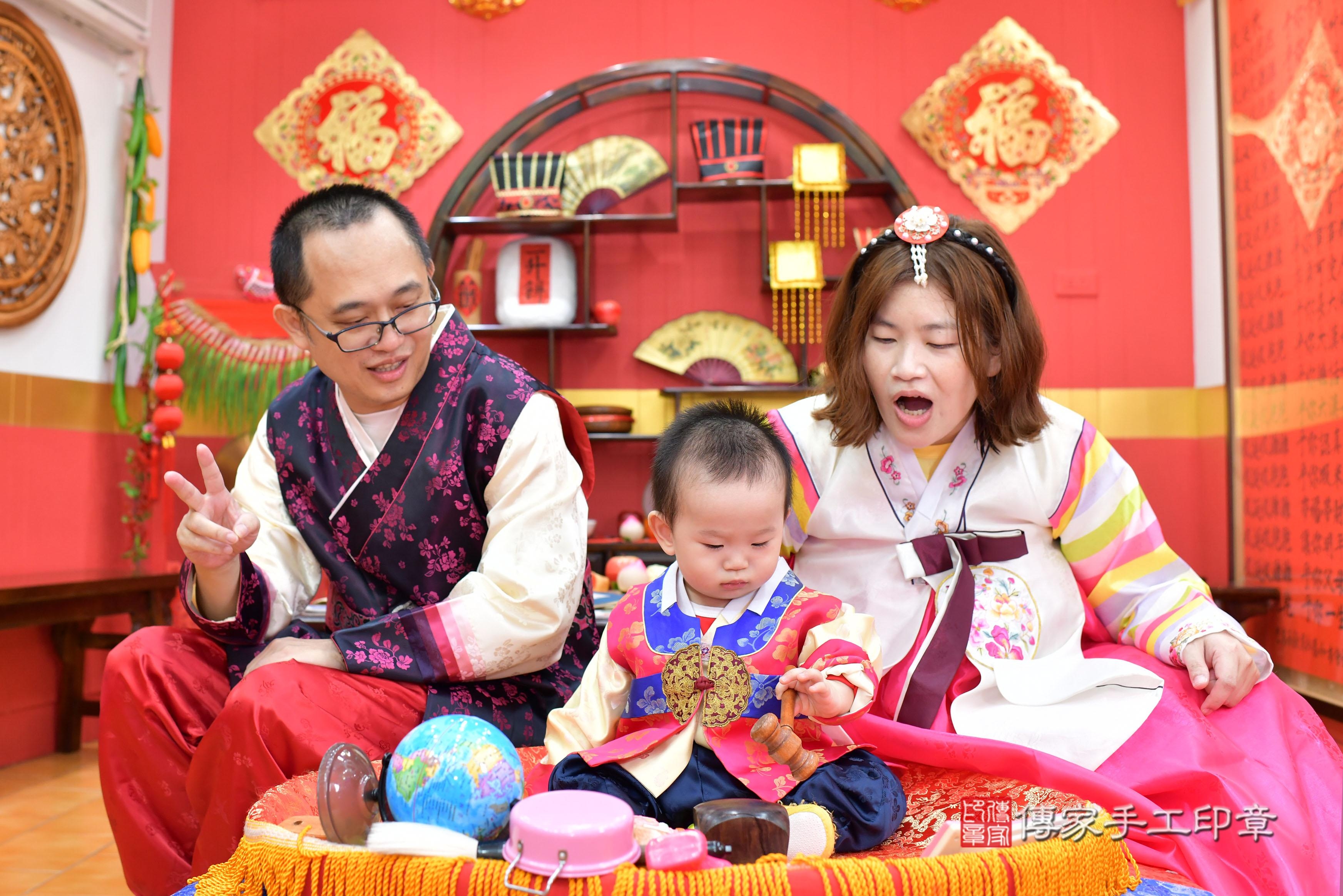 傳家手工印章桃園店、抓周、度脺、中國風會場、傳家嬰兒古禮、吉祥話、抓周道具物品24種、拍照。抓周證書。寶寶抓周、滿周歲、生日快樂、祝福