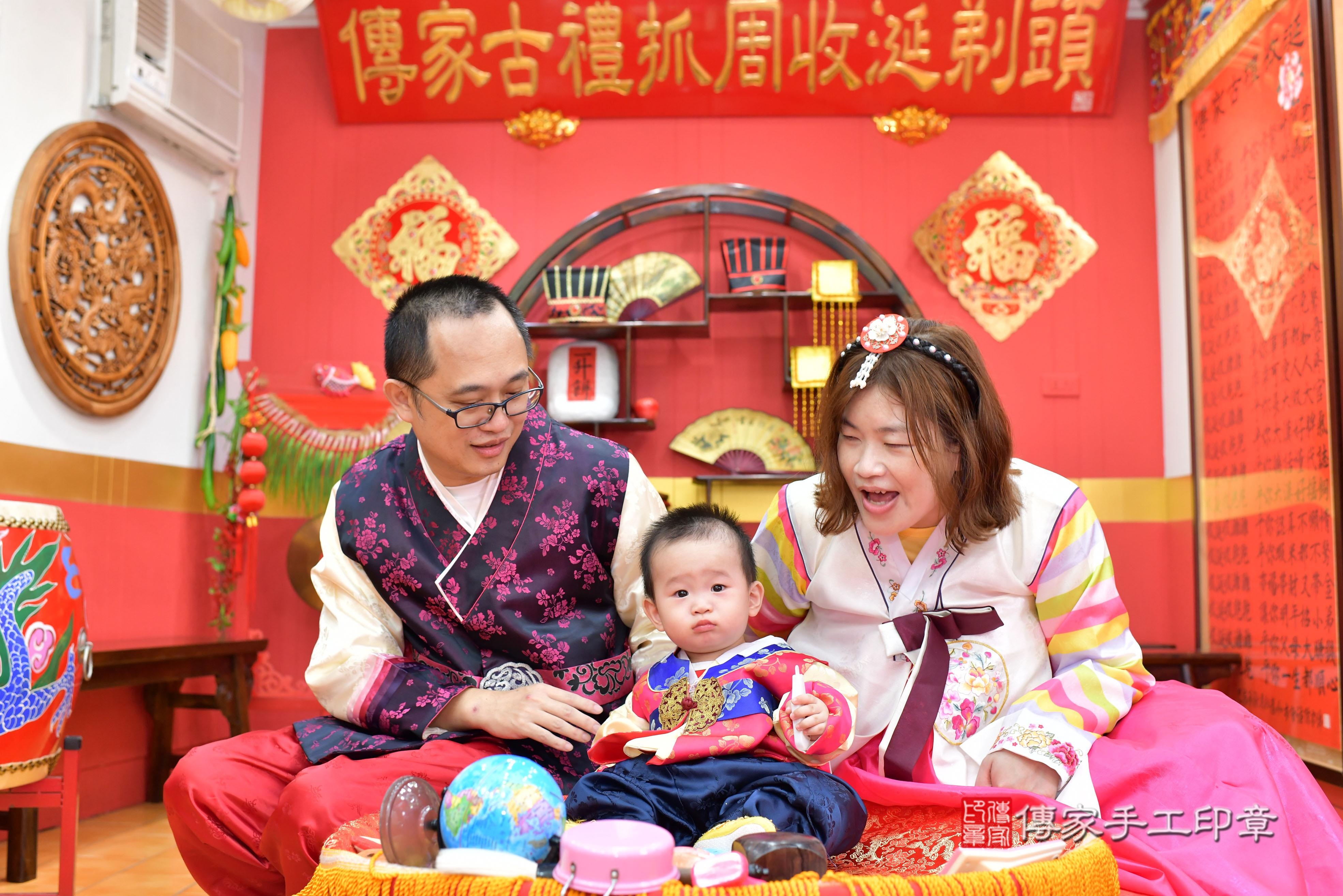 傳家手工印章桃園店、抓周、度脺、中國風會場、傳家嬰兒古禮、吉祥話、抓周道具物品24種、拍照。抓周證書。寶寶抓周、滿周歲、生日快樂、祝福