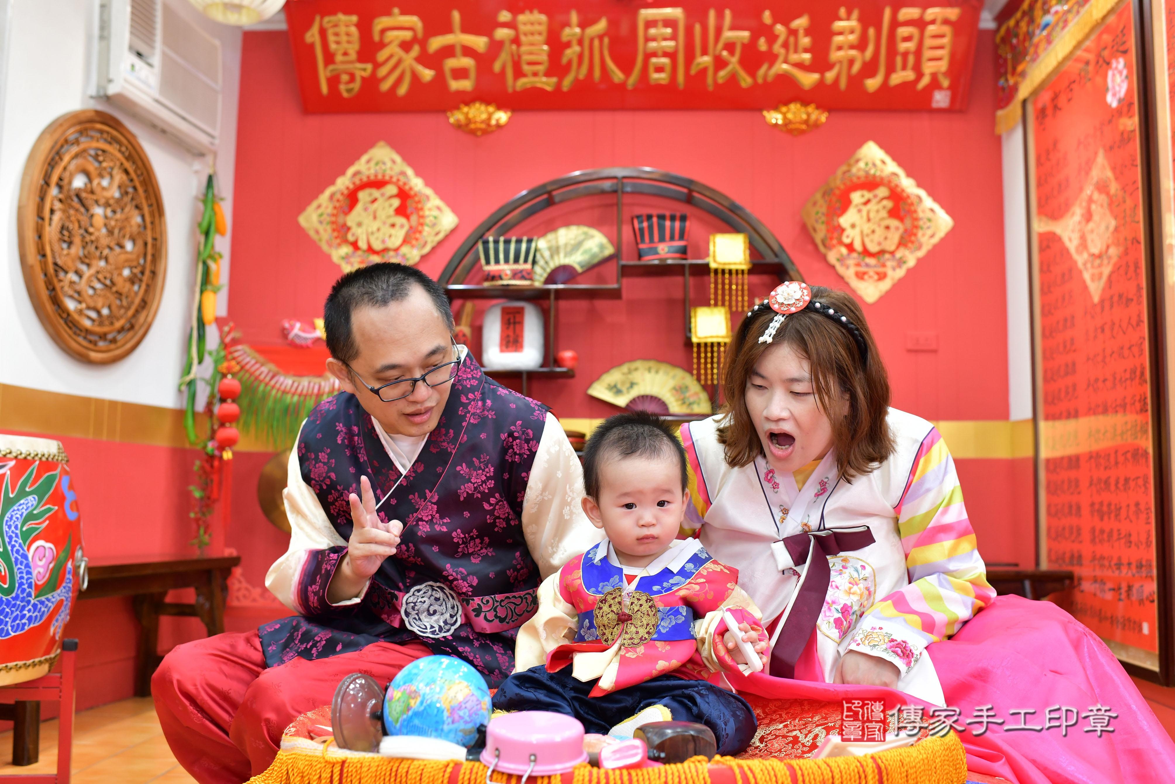 傳家手工印章桃園店、抓周、度脺、中國風會場、傳家嬰兒古禮、吉祥話、抓周道具物品24種、拍照。抓周證書。寶寶抓周、滿周歲、生日快樂、祝福