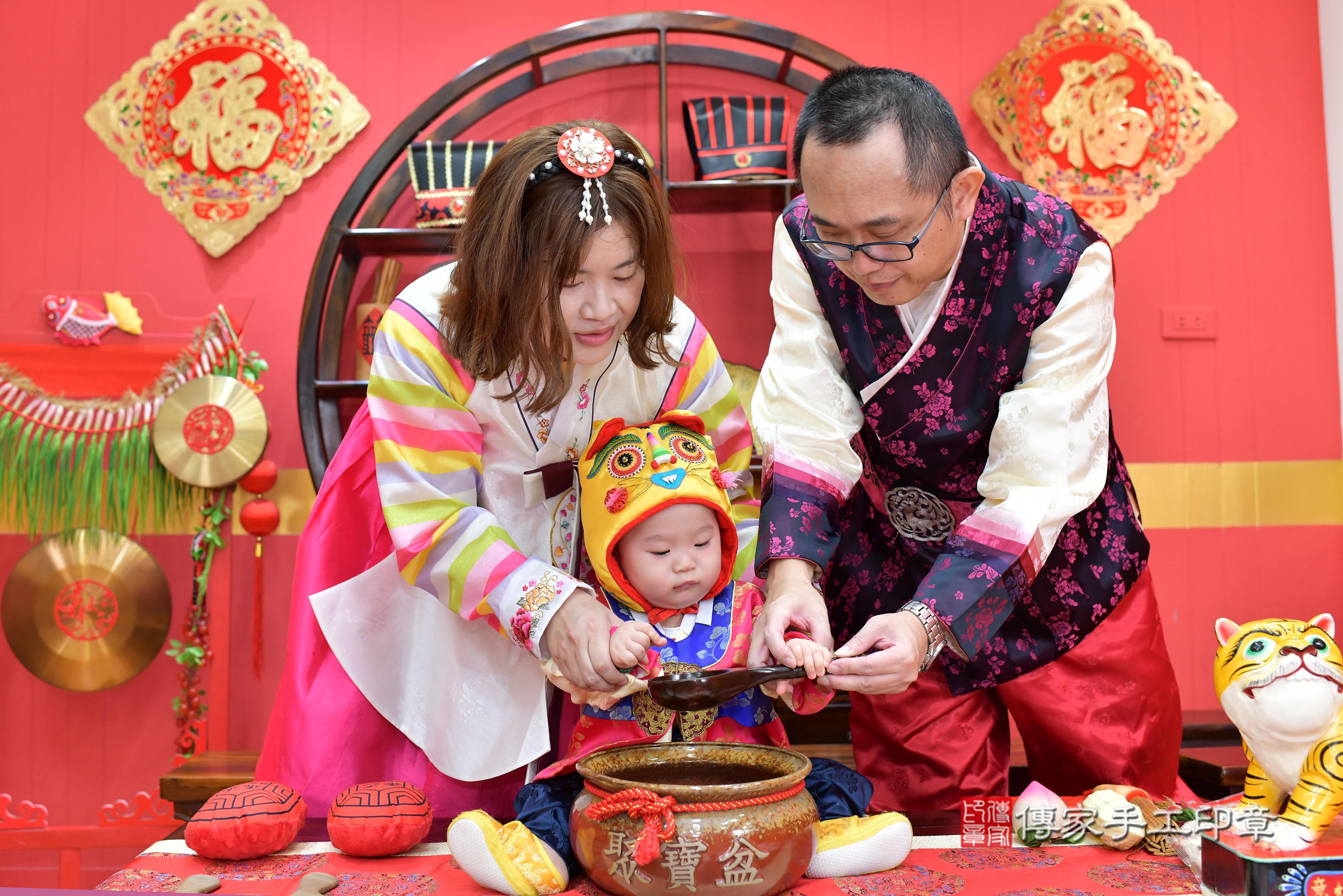 傳家手工印章桃園店、抓周、度脺、中國風會場、傳家嬰兒古禮、吉祥話、抓周道具物品24種、拍照。抓周證書。寶寶抓周、滿周歲、生日快樂、祝福