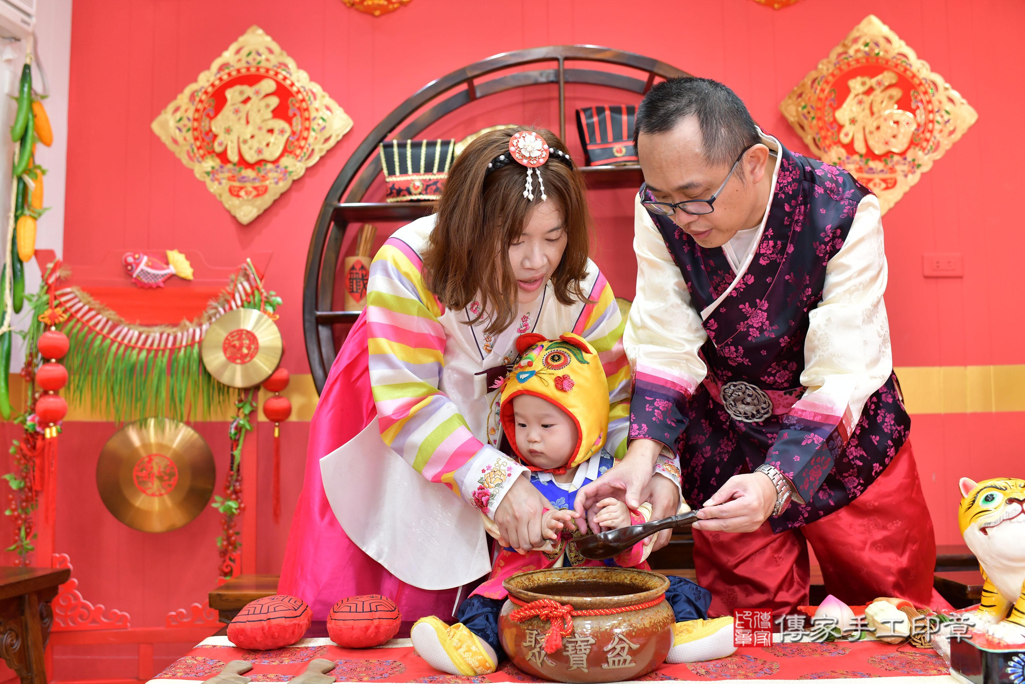 傳家手工印章桃園店、抓周、度脺、中國風會場、傳家嬰兒古禮、吉祥話、抓周道具物品24種、拍照。抓周證書。寶寶抓周、滿周歲、生日快樂、祝福