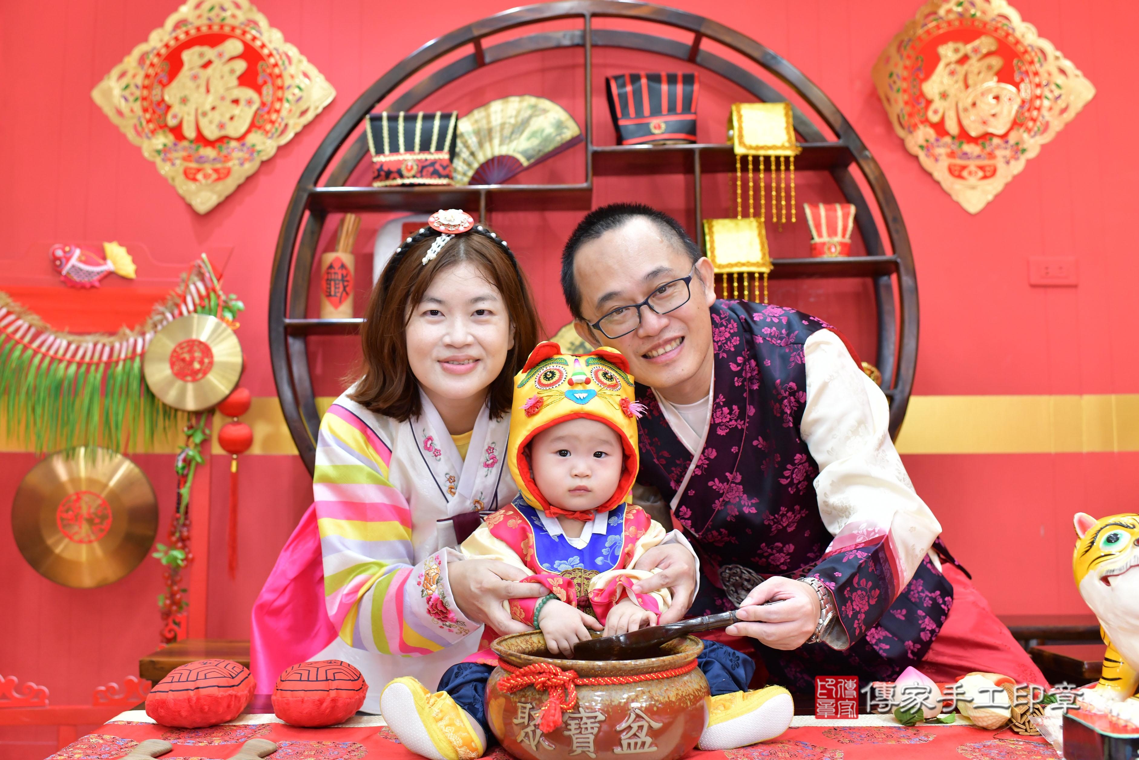 傳家手工印章桃園店、抓周、度脺、中國風會場、傳家嬰兒古禮、吉祥話、抓周道具物品24種、拍照。抓周證書。寶寶抓周、滿周歲、生日快樂、祝福