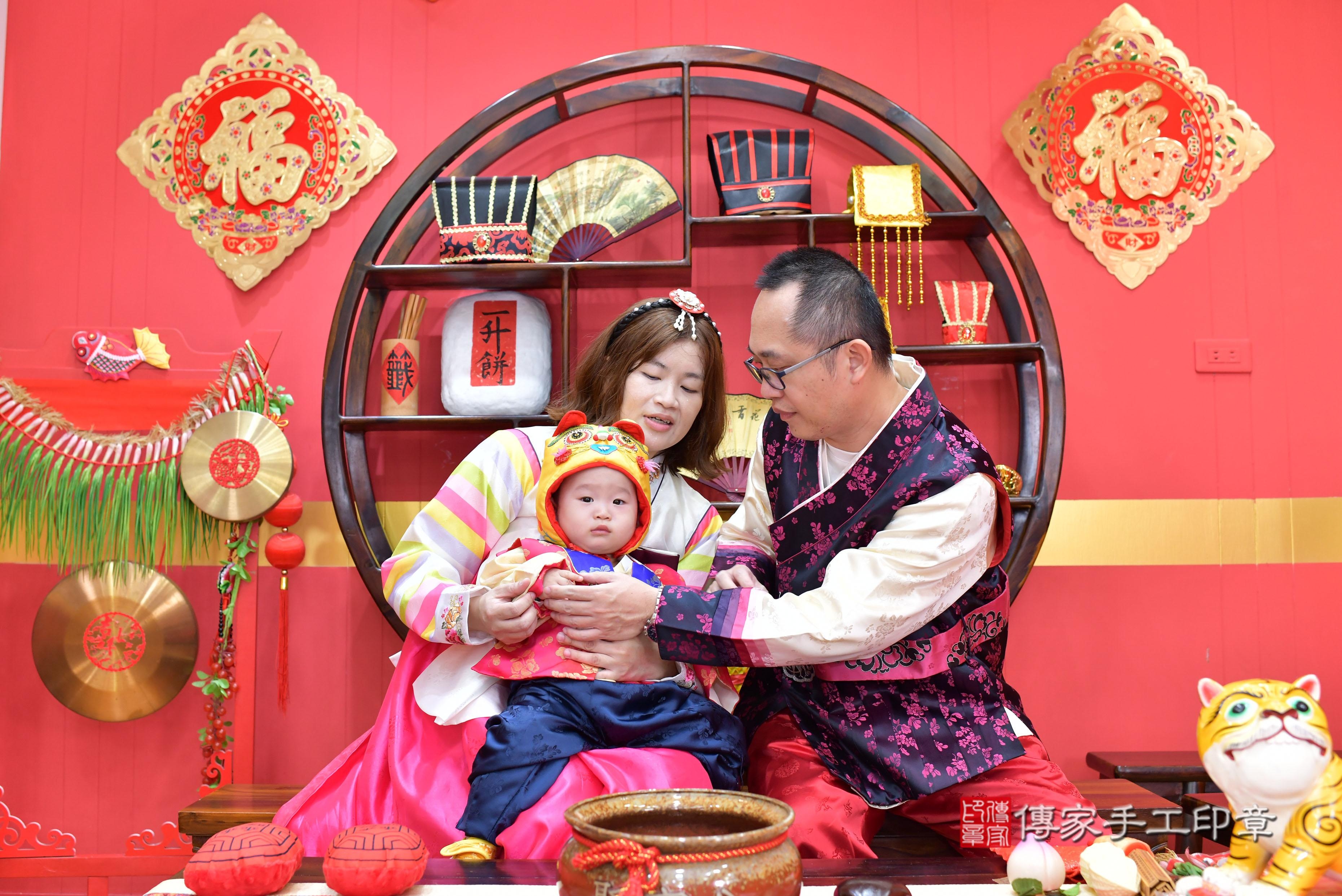 傳家手工印章桃園店、抓周、度脺、中國風會場、傳家嬰兒古禮、吉祥話、抓周道具物品24種、拍照。抓周證書。寶寶抓周、滿周歲、生日快樂、祝福