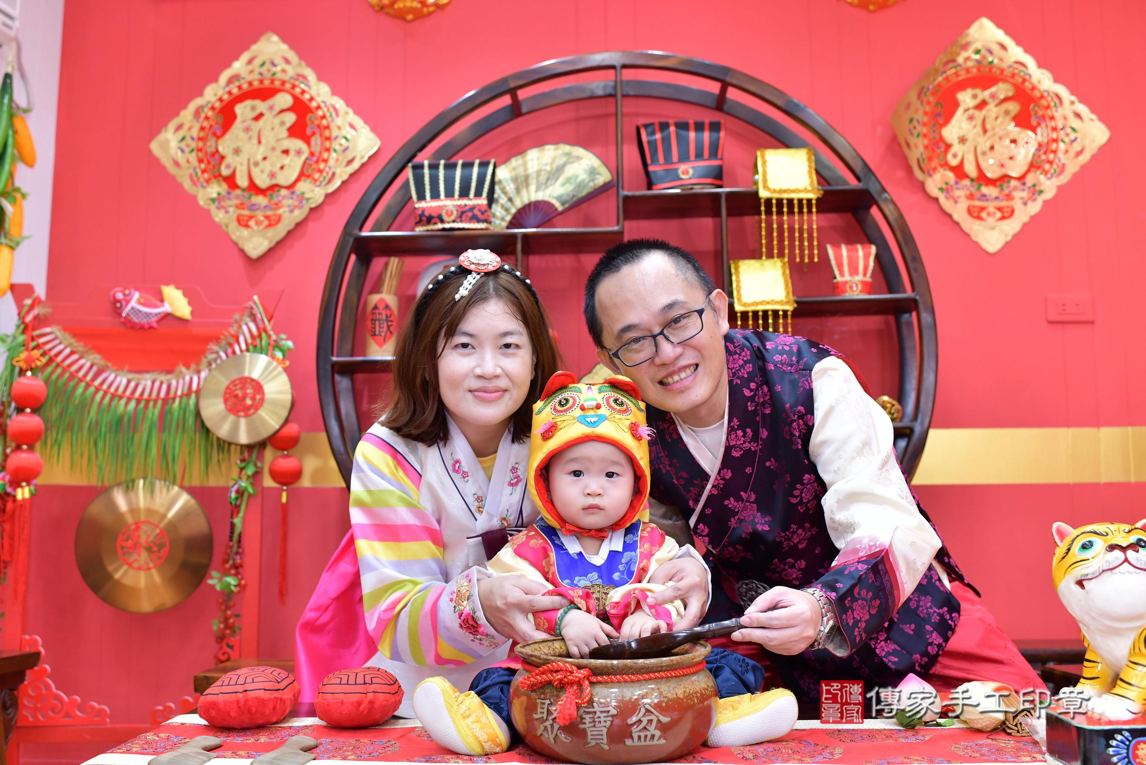傳家手工印章桃園店、抓周、度脺、中國風會場、傳家嬰兒古禮、吉祥話、抓周道具物品24種、拍照。抓周證書。寶寶抓周、滿周歲、生日快樂、祝福