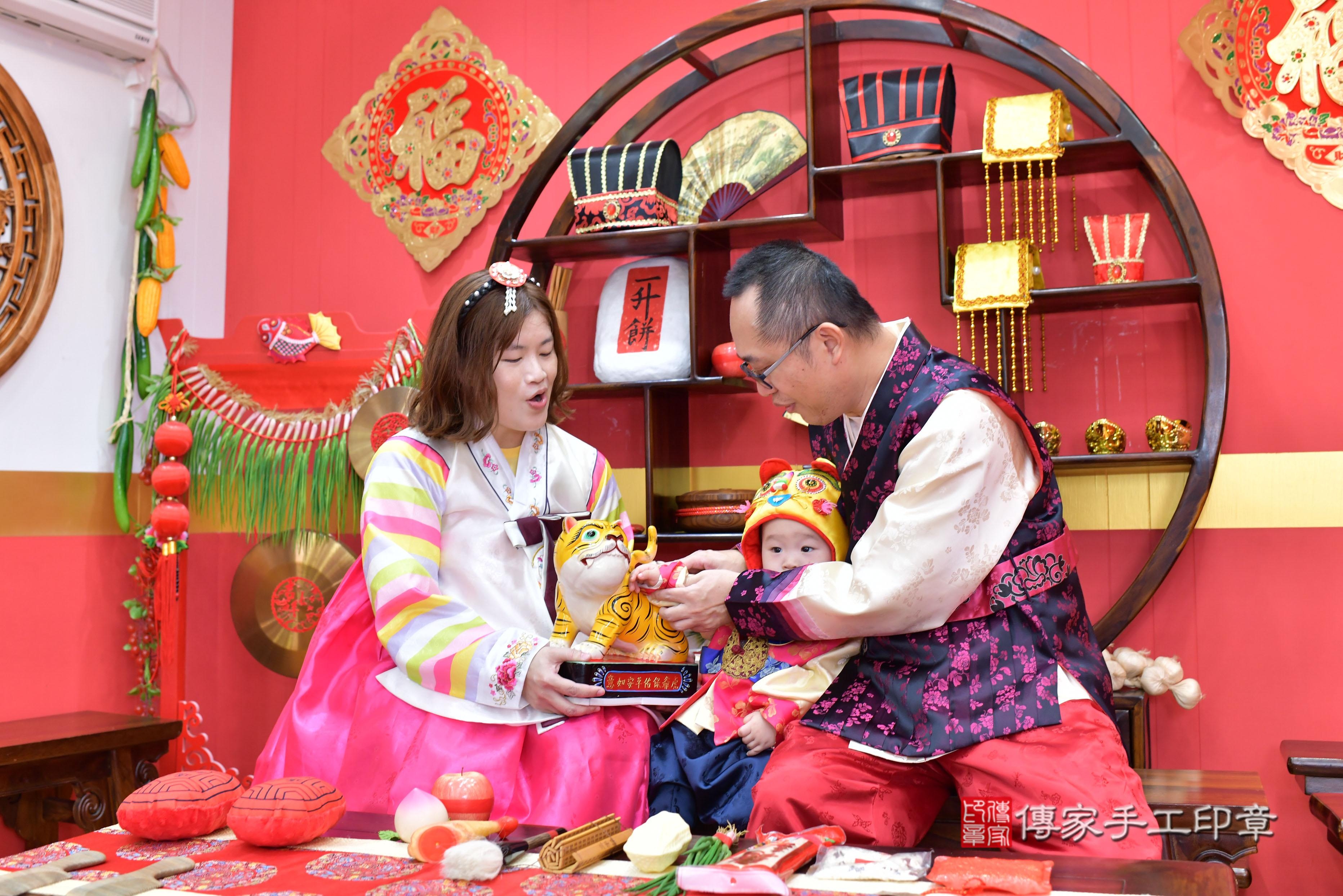 傳家手工印章桃園店、抓周、度脺、中國風會場、傳家嬰兒古禮、吉祥話、抓周道具物品24種、拍照。抓周證書。寶寶抓周、滿周歲、生日快樂、祝福