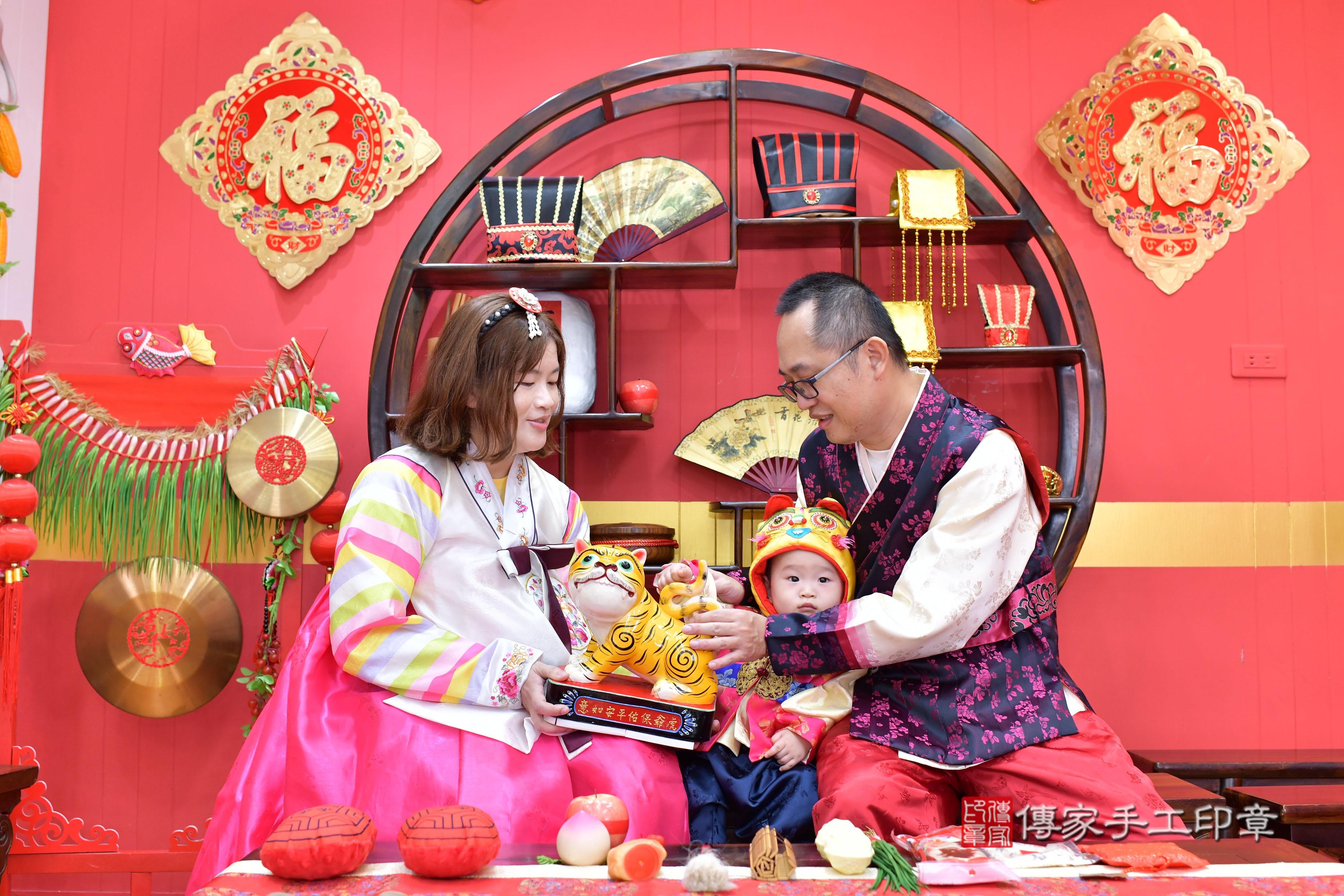 傳家手工印章桃園店、抓周、度脺、中國風會場、傳家嬰兒古禮、吉祥話、抓周道具物品24種、拍照。抓周證書。寶寶抓周、滿周歲、生日快樂、祝福