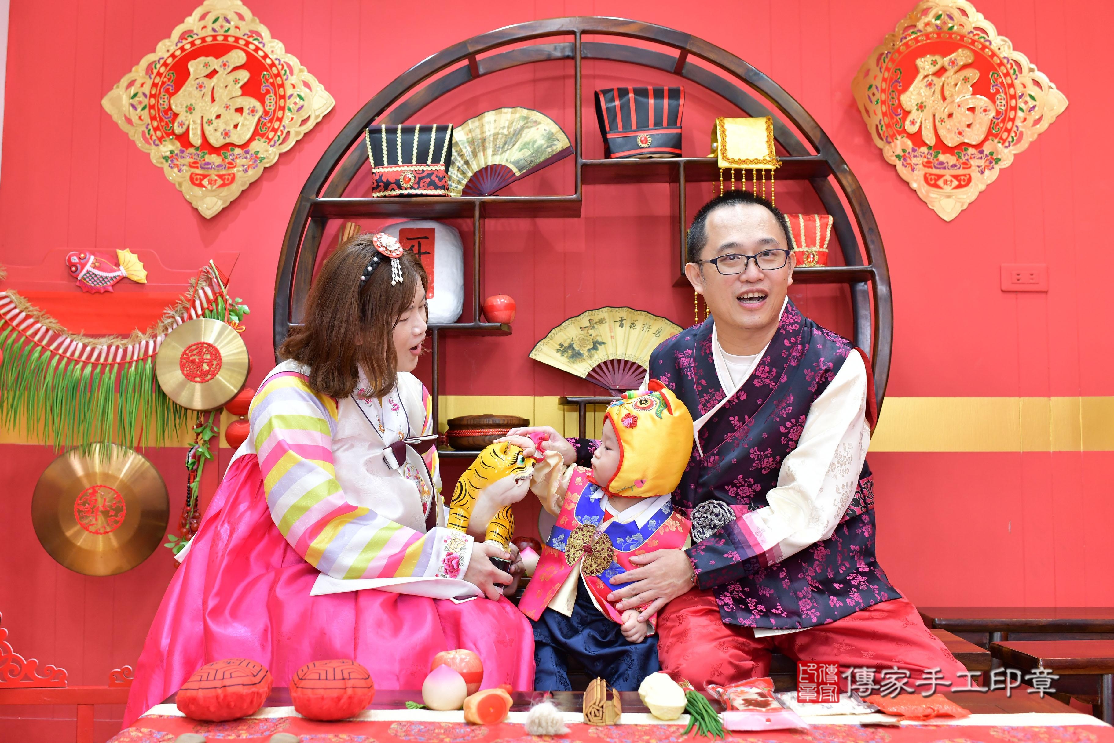 傳家手工印章桃園店、抓周、度脺、中國風會場、傳家嬰兒古禮、吉祥話、抓周道具物品24種、拍照。抓周證書。寶寶抓周、滿周歲、生日快樂、祝福