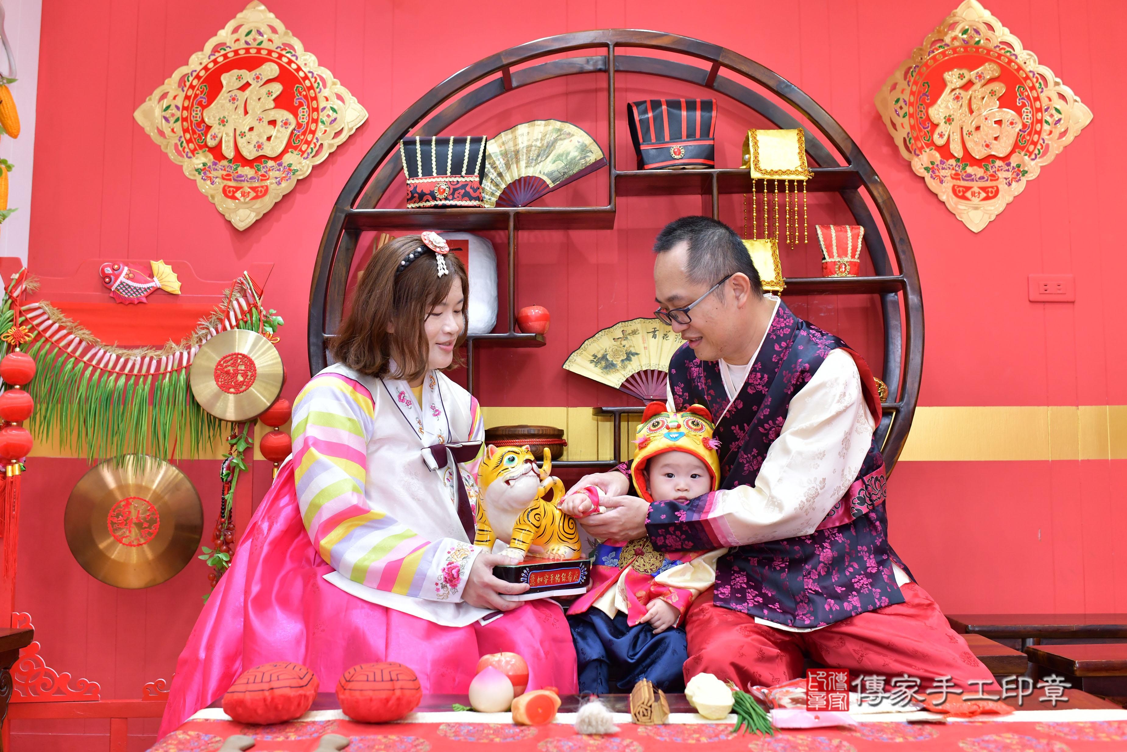 傳家手工印章桃園店、抓周、度脺、中國風會場、傳家嬰兒古禮、吉祥話、抓周道具物品24種、拍照。抓周證書。寶寶抓周、滿周歲、生日快樂、祝福