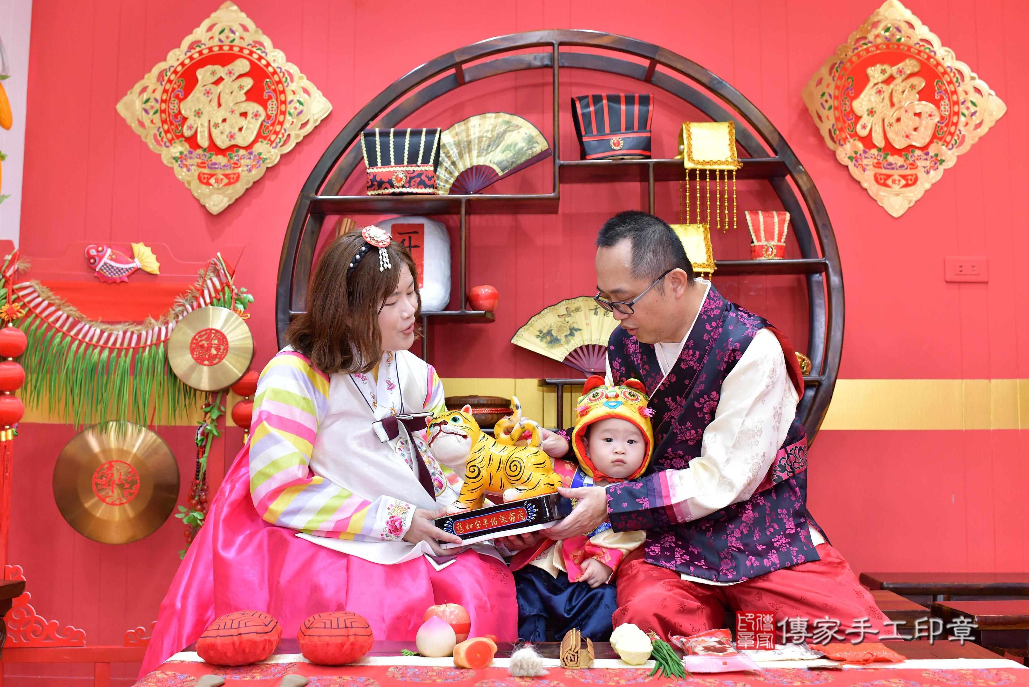 傳家手工印章桃園店、抓周、度脺、中國風會場、傳家嬰兒古禮、吉祥話、抓周道具物品24種、拍照。抓周證書。寶寶抓周、滿周歲、生日快樂、祝福