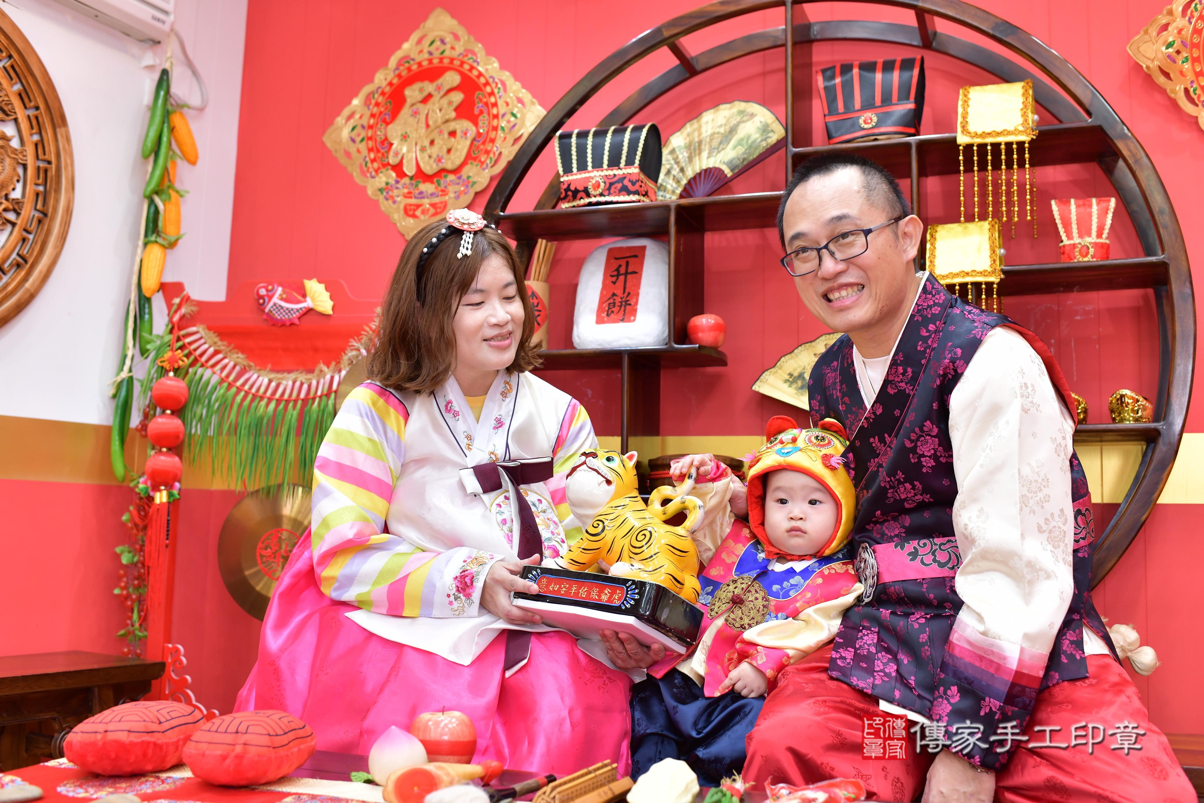 傳家手工印章桃園店、抓周、度脺、中國風會場、傳家嬰兒古禮、吉祥話、抓周道具物品24種、拍照。抓周證書。寶寶抓周、滿周歲、生日快樂、祝福