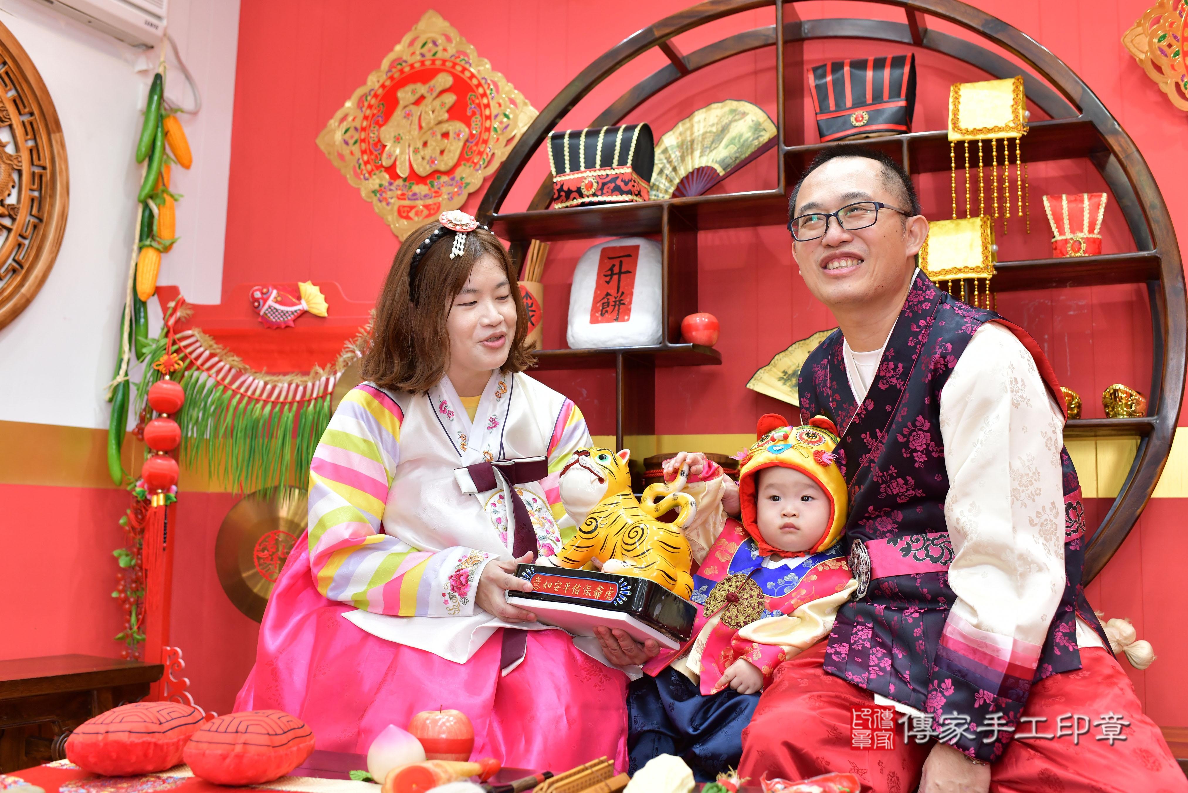 傳家手工印章桃園店、抓周、度脺、中國風會場、傳家嬰兒古禮、吉祥話、抓周道具物品24種、拍照。抓周證書。寶寶抓周、滿周歲、生日快樂、祝福