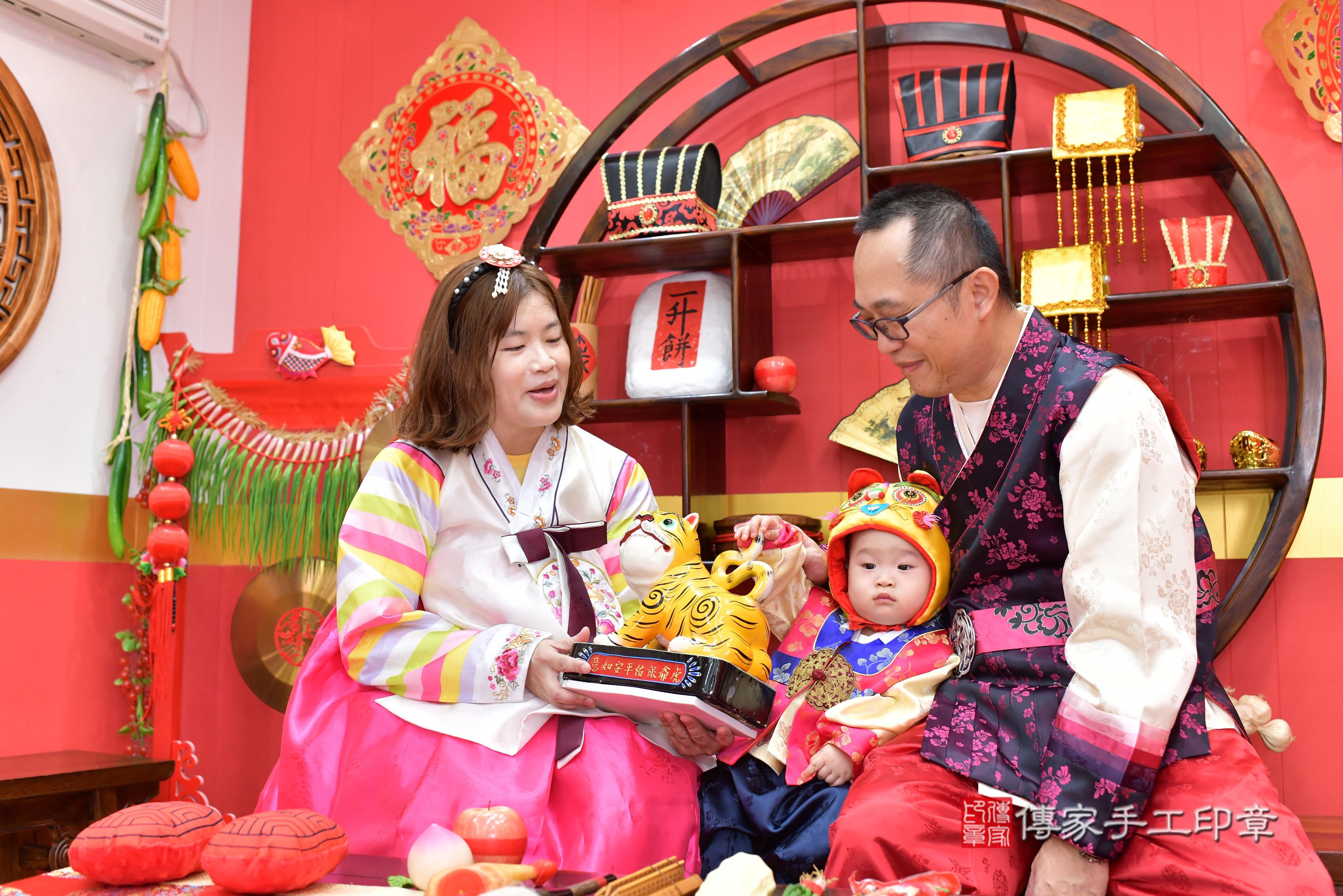 傳家手工印章桃園店、抓周、度脺、中國風會場、傳家嬰兒古禮、吉祥話、抓周道具物品24種、拍照。抓周證書。寶寶抓周、滿周歲、生日快樂、祝福