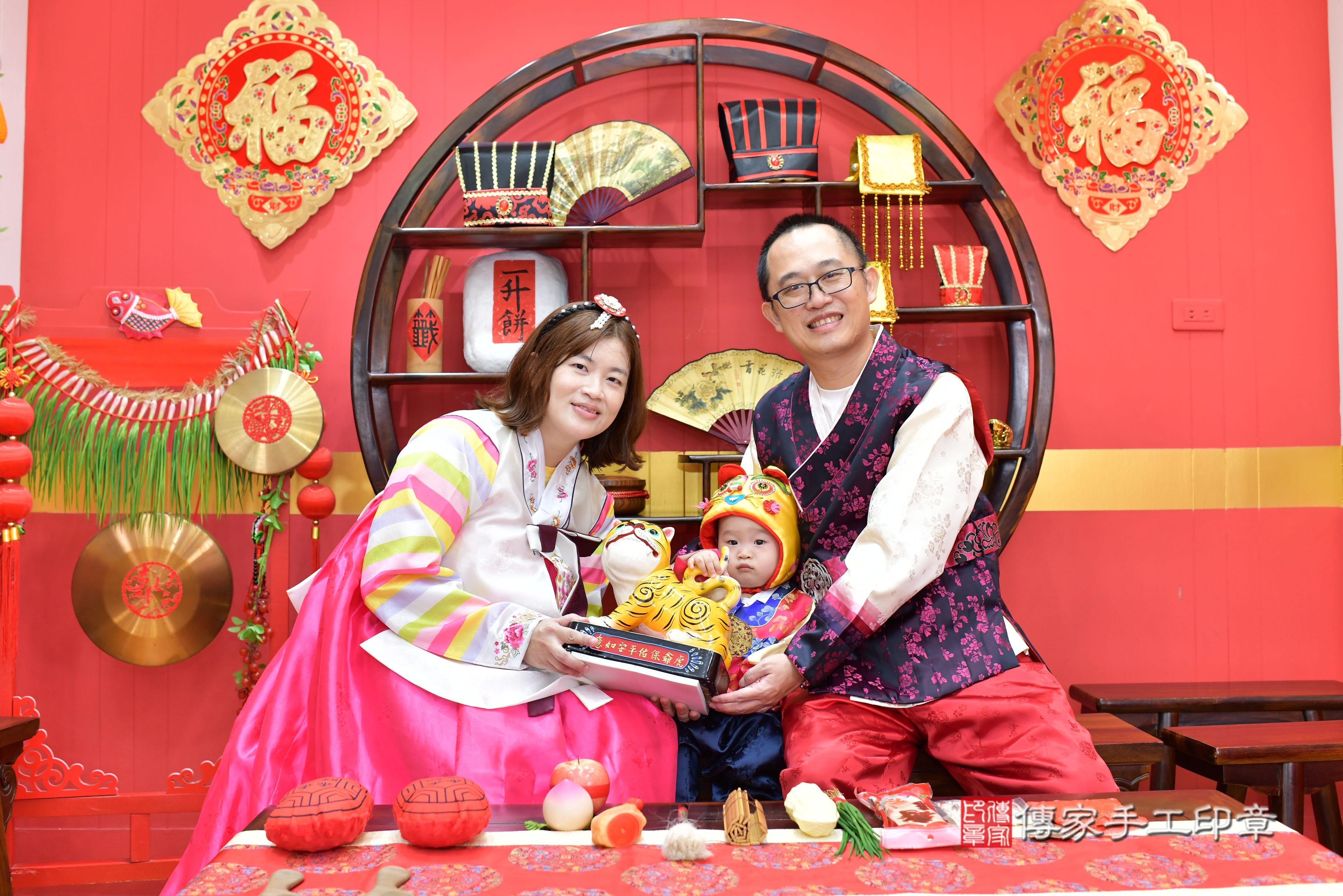 傳家手工印章桃園店、抓周、度脺、中國風會場、傳家嬰兒古禮、吉祥話、抓周道具物品24種、拍照。抓周證書。寶寶抓周、滿周歲、生日快樂、祝福