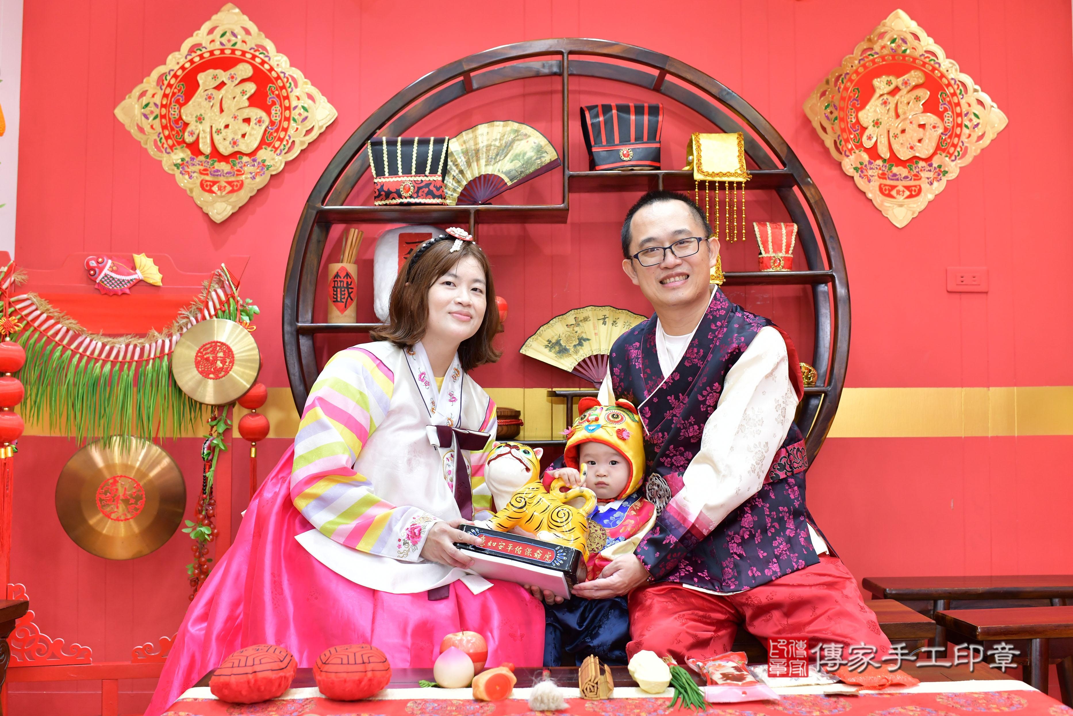 傳家手工印章桃園店、抓周、度脺、中國風會場、傳家嬰兒古禮、吉祥話、抓周道具物品24種、拍照。抓周證書。寶寶抓周、滿周歲、生日快樂、祝福