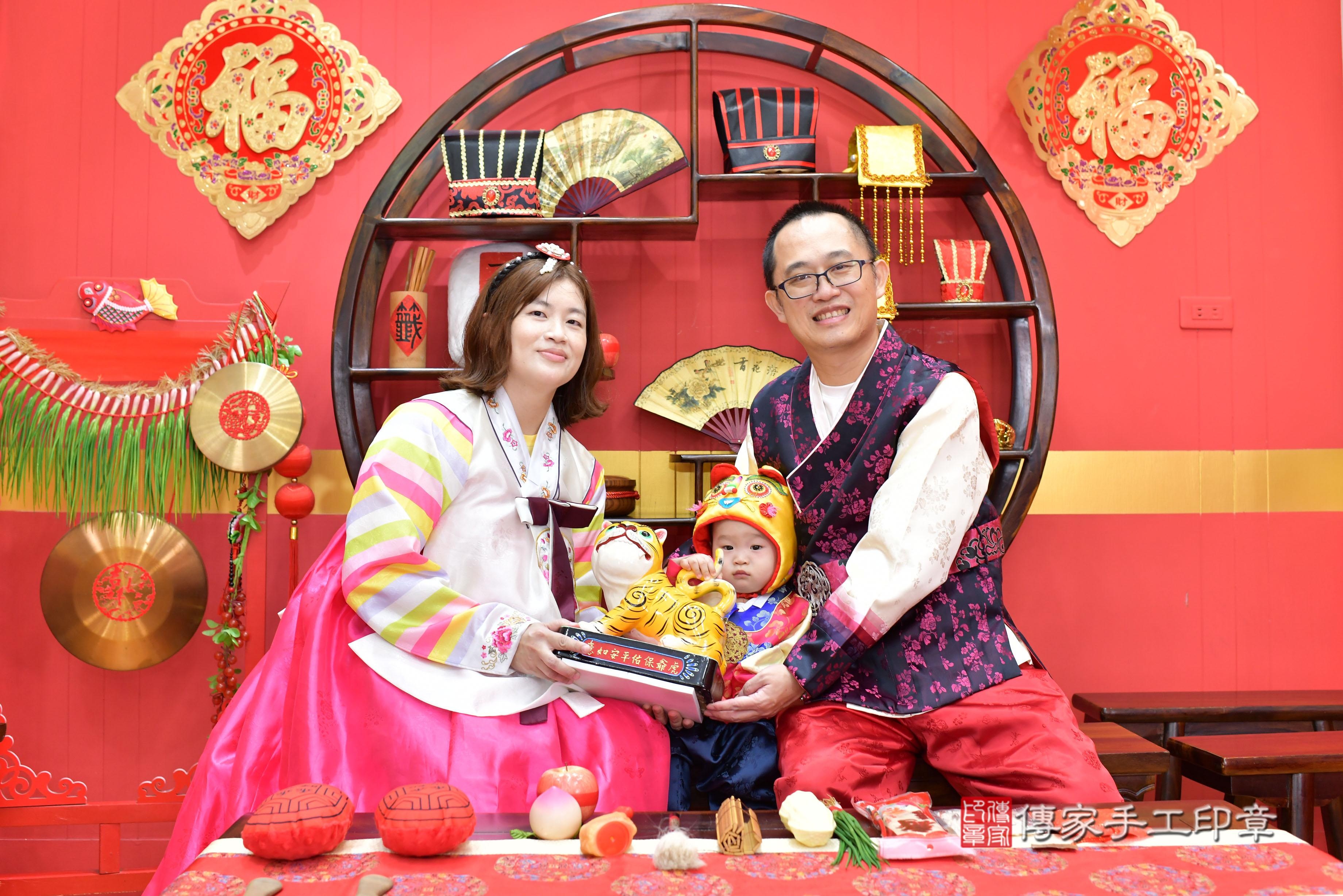 傳家手工印章桃園店、抓周、度脺、中國風會場、傳家嬰兒古禮、吉祥話、抓周道具物品24種、拍照。抓周證書。寶寶抓周、滿周歲、生日快樂、祝福