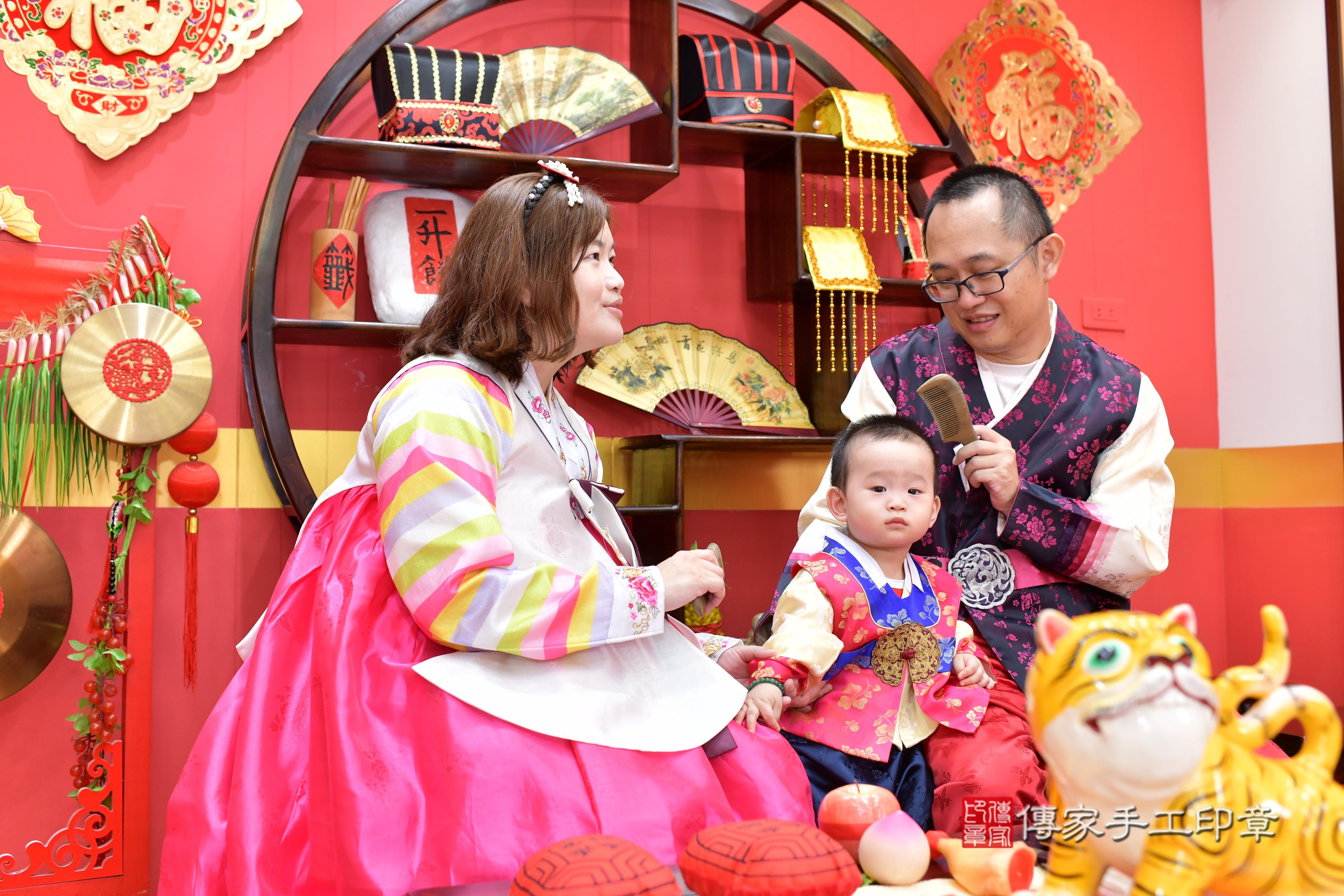 傳家手工印章桃園店、抓周、度脺、中國風會場、傳家嬰兒古禮、吉祥話、抓周道具物品24種、拍照。抓周證書。寶寶抓周、滿周歲、生日快樂、祝福