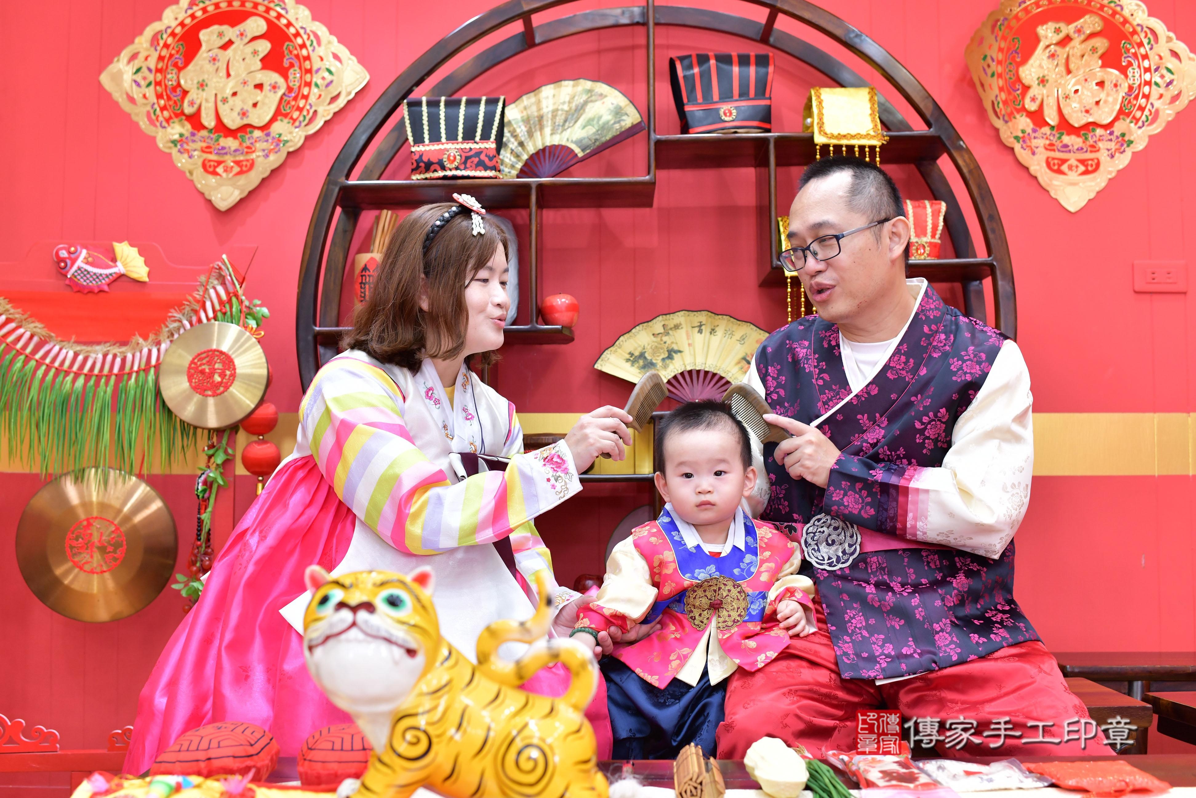 傳家手工印章桃園店、抓周、度脺、中國風會場、傳家嬰兒古禮、吉祥話、抓周道具物品24種、拍照。抓周證書。寶寶抓周、滿周歲、生日快樂、祝福