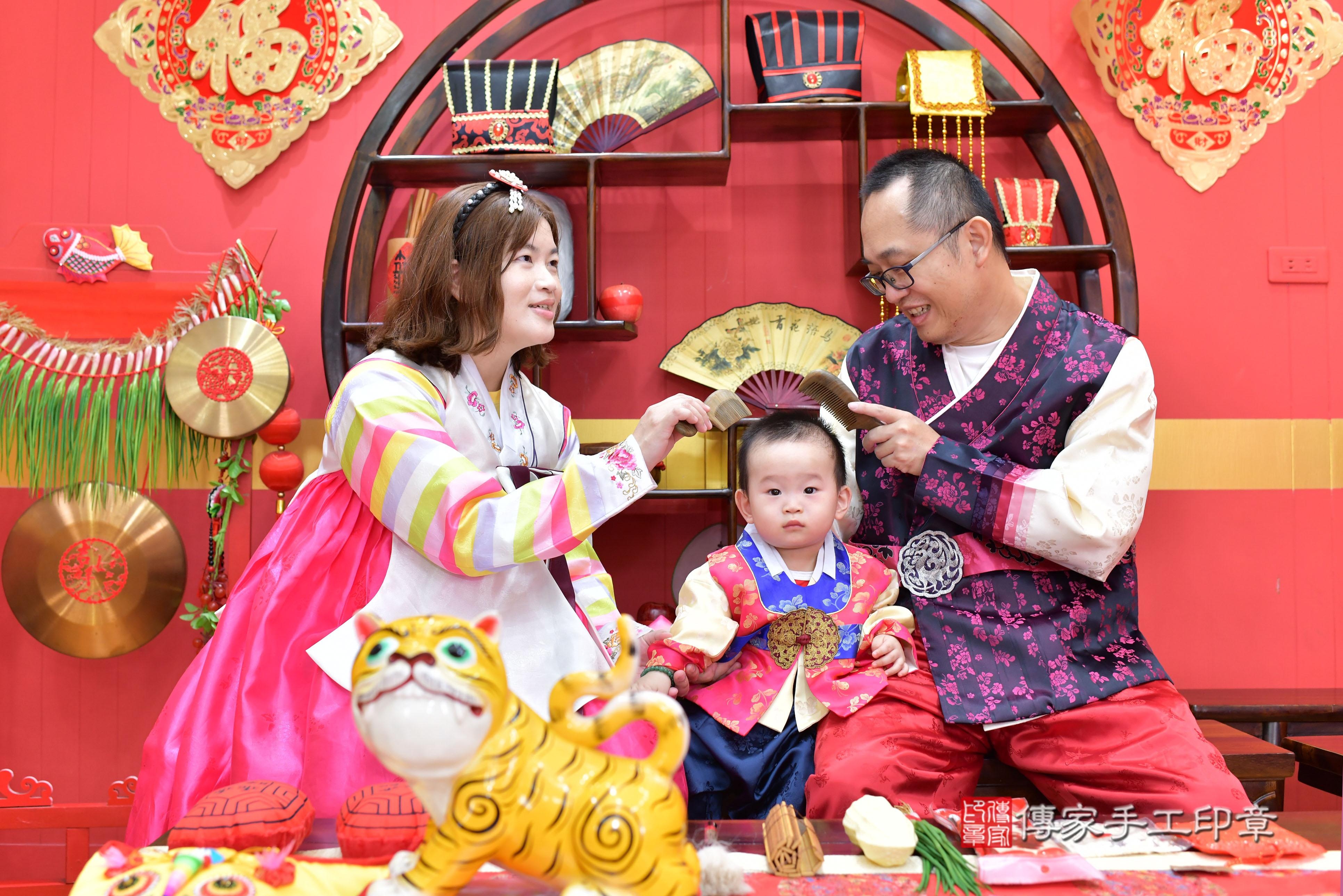 傳家手工印章桃園店、抓周、度脺、中國風會場、傳家嬰兒古禮、吉祥話、抓周道具物品24種、拍照。抓周證書。寶寶抓周、滿周歲、生日快樂、祝福