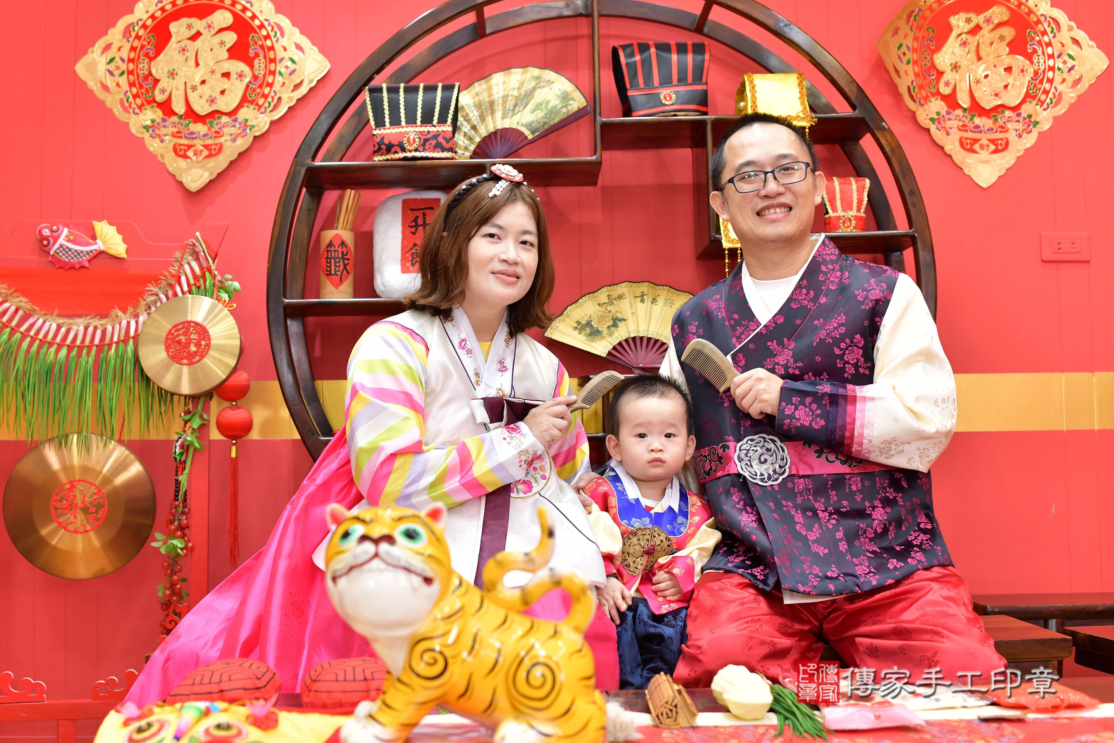 傳家手工印章桃園店、抓周、度脺、中國風會場、傳家嬰兒古禮、吉祥話、抓周道具物品24種、拍照。抓周證書。寶寶抓周、滿周歲、生日快樂、祝福