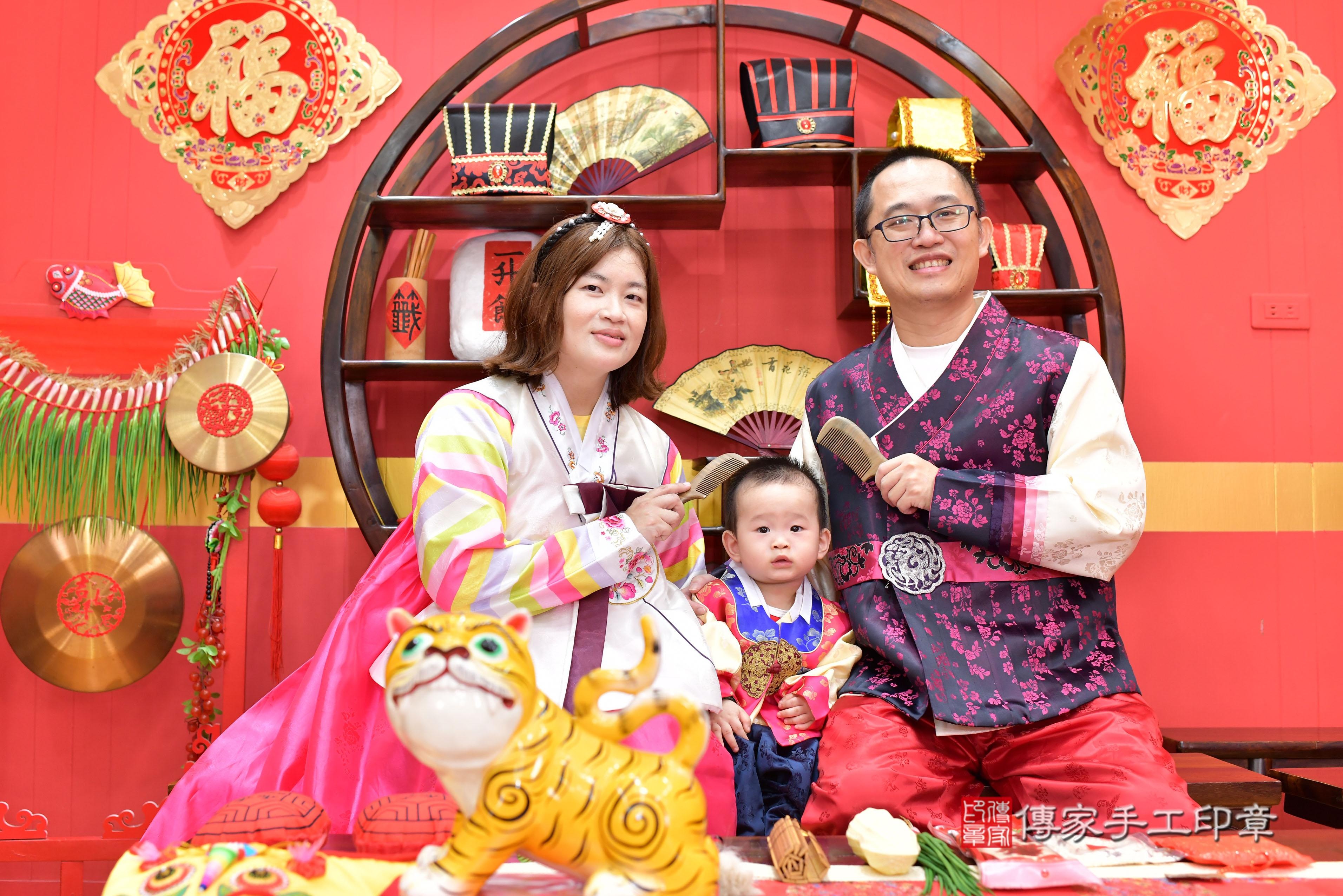 傳家手工印章桃園店、抓周、度脺、中國風會場、傳家嬰兒古禮、吉祥話、抓周道具物品24種、拍照。抓周證書。寶寶抓周、滿周歲、生日快樂、祝福