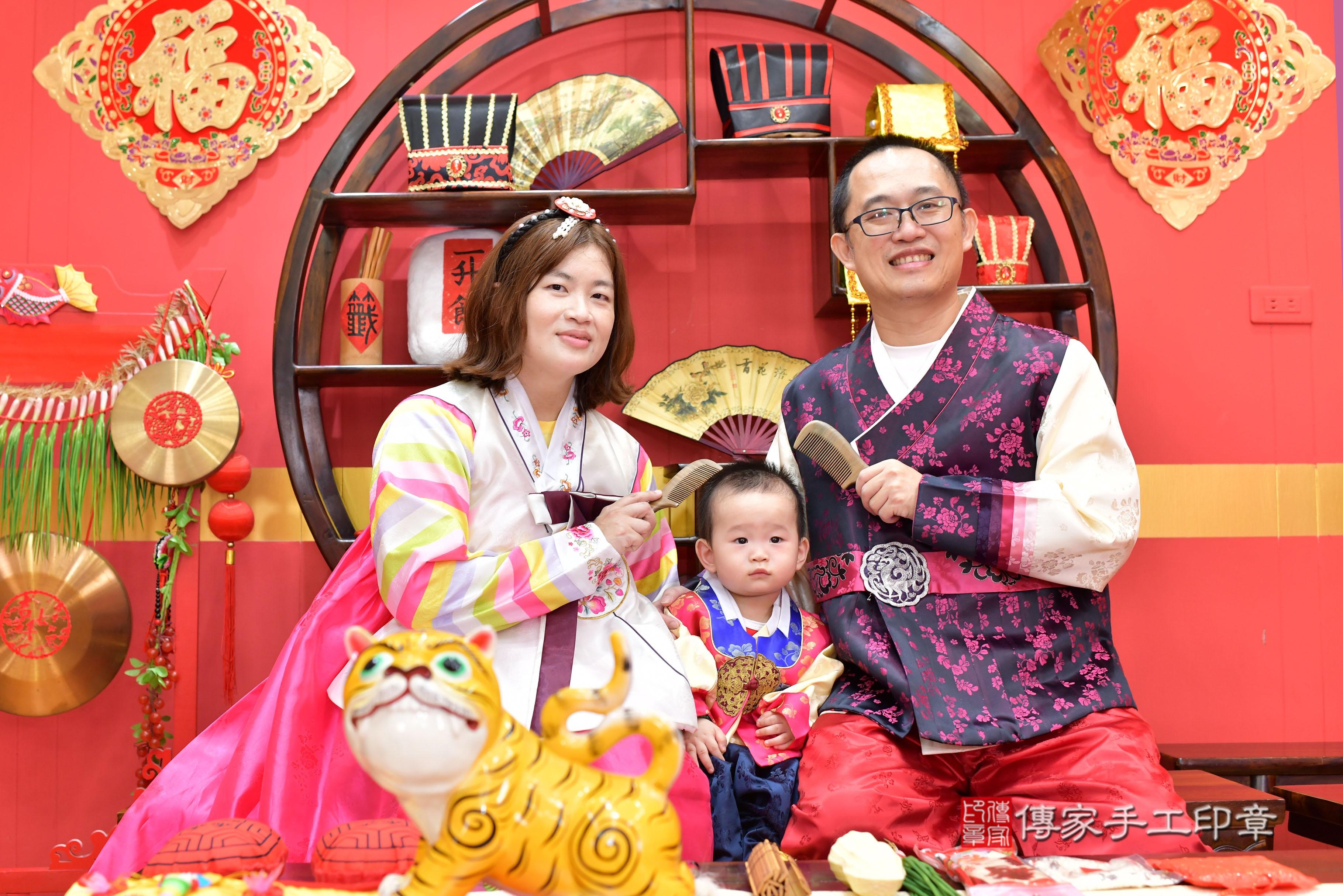 傳家手工印章桃園店、抓周、度脺、中國風會場、傳家嬰兒古禮、吉祥話、抓周道具物品24種、拍照。抓周證書。寶寶抓周、滿周歲、生日快樂、祝福