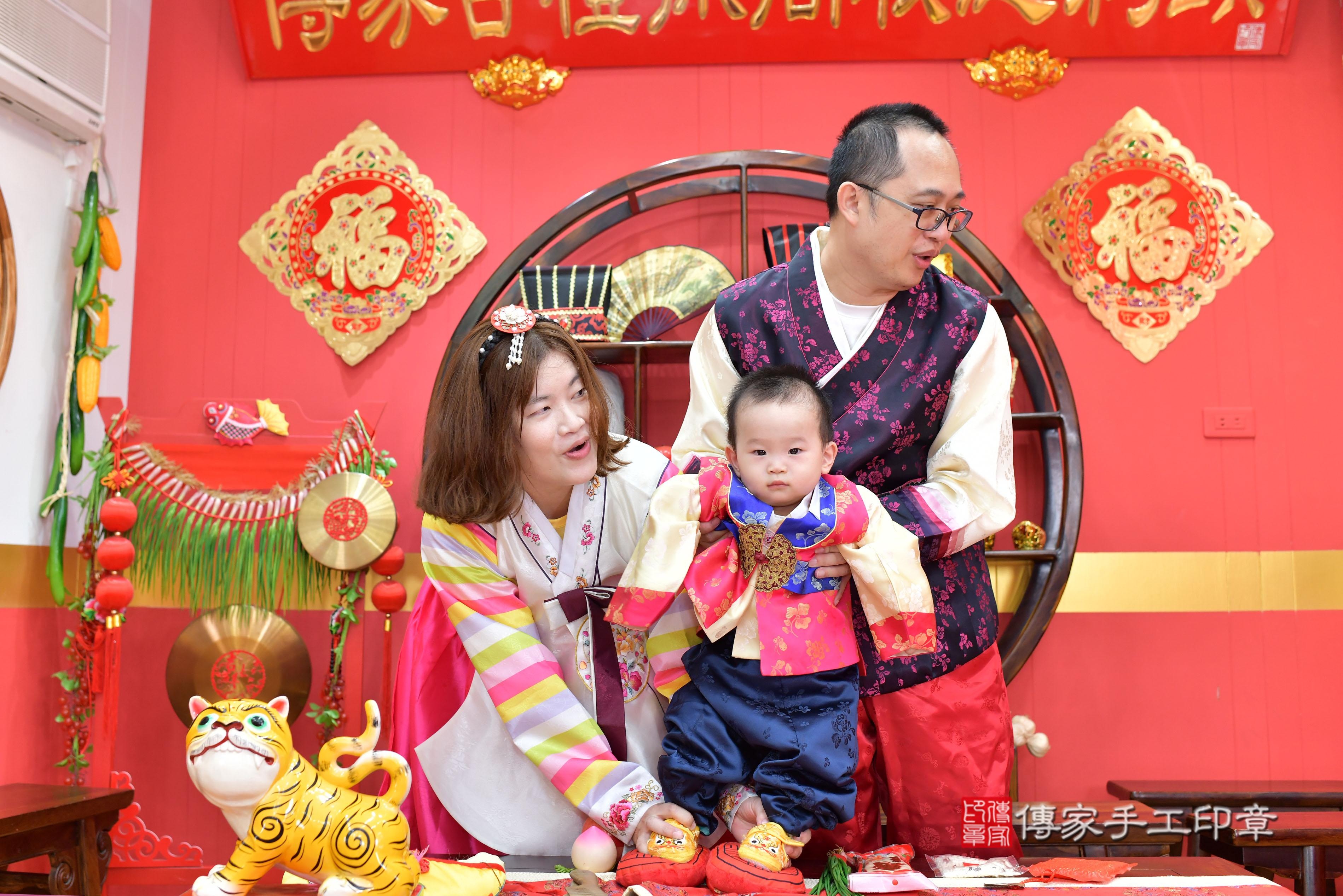 傳家手工印章桃園店、抓周、度脺、中國風會場、傳家嬰兒古禮、吉祥話、抓周道具物品24種、拍照。抓周證書。寶寶抓周、滿周歲、生日快樂、祝福