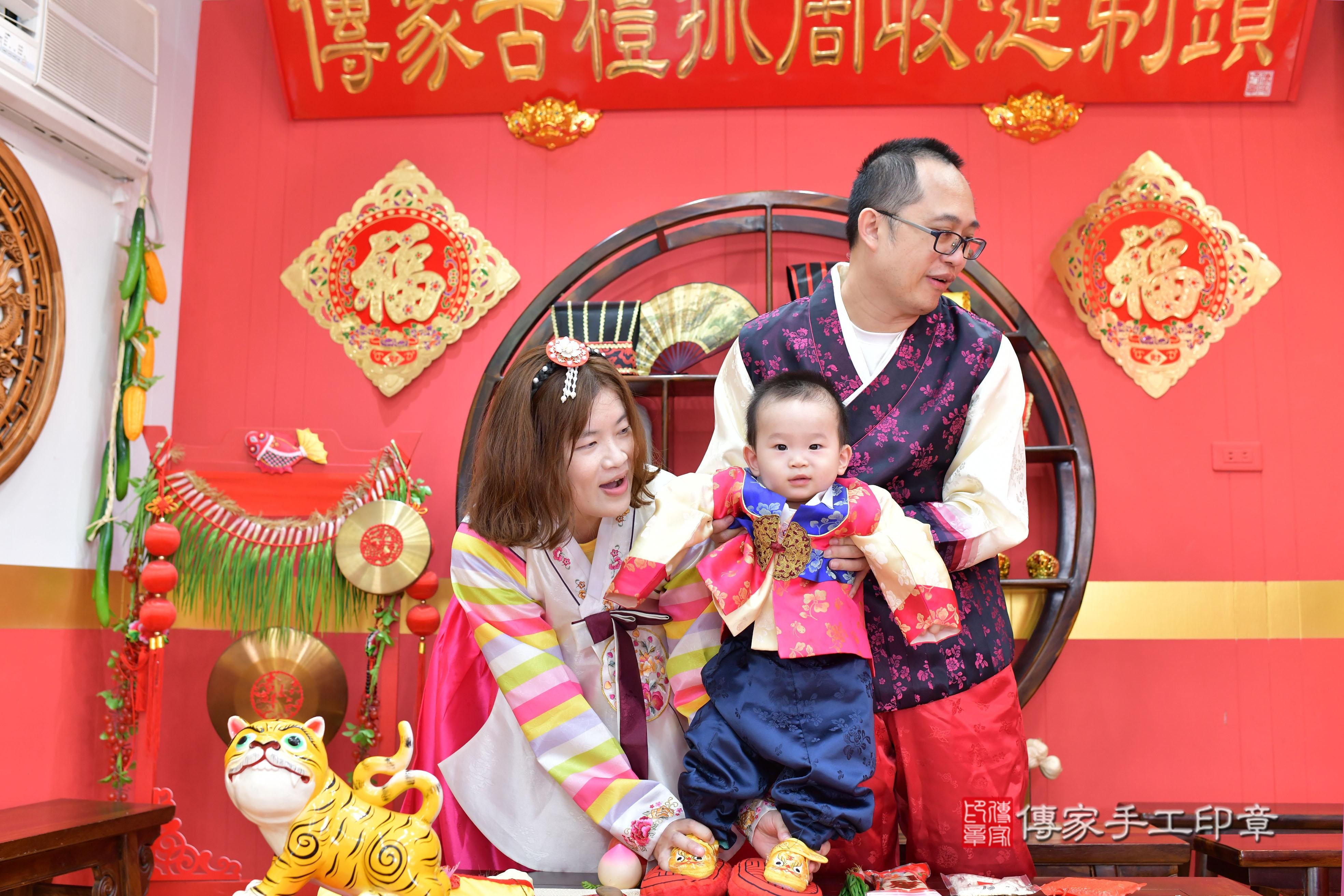 傳家手工印章桃園店、抓周、度脺、中國風會場、傳家嬰兒古禮、吉祥話、抓周道具物品24種、拍照。抓周證書。寶寶抓周、滿周歲、生日快樂、祝福