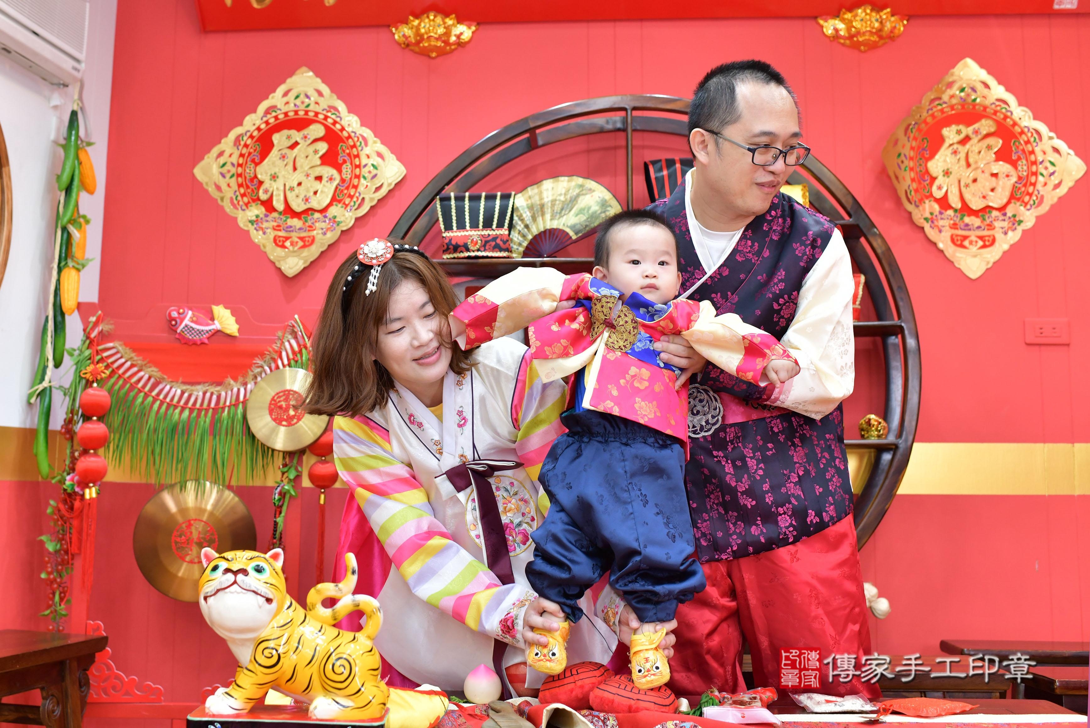 傳家手工印章桃園店、抓周、度脺、中國風會場、傳家嬰兒古禮、吉祥話、抓周道具物品24種、拍照。抓周證書。寶寶抓周、滿周歲、生日快樂、祝福