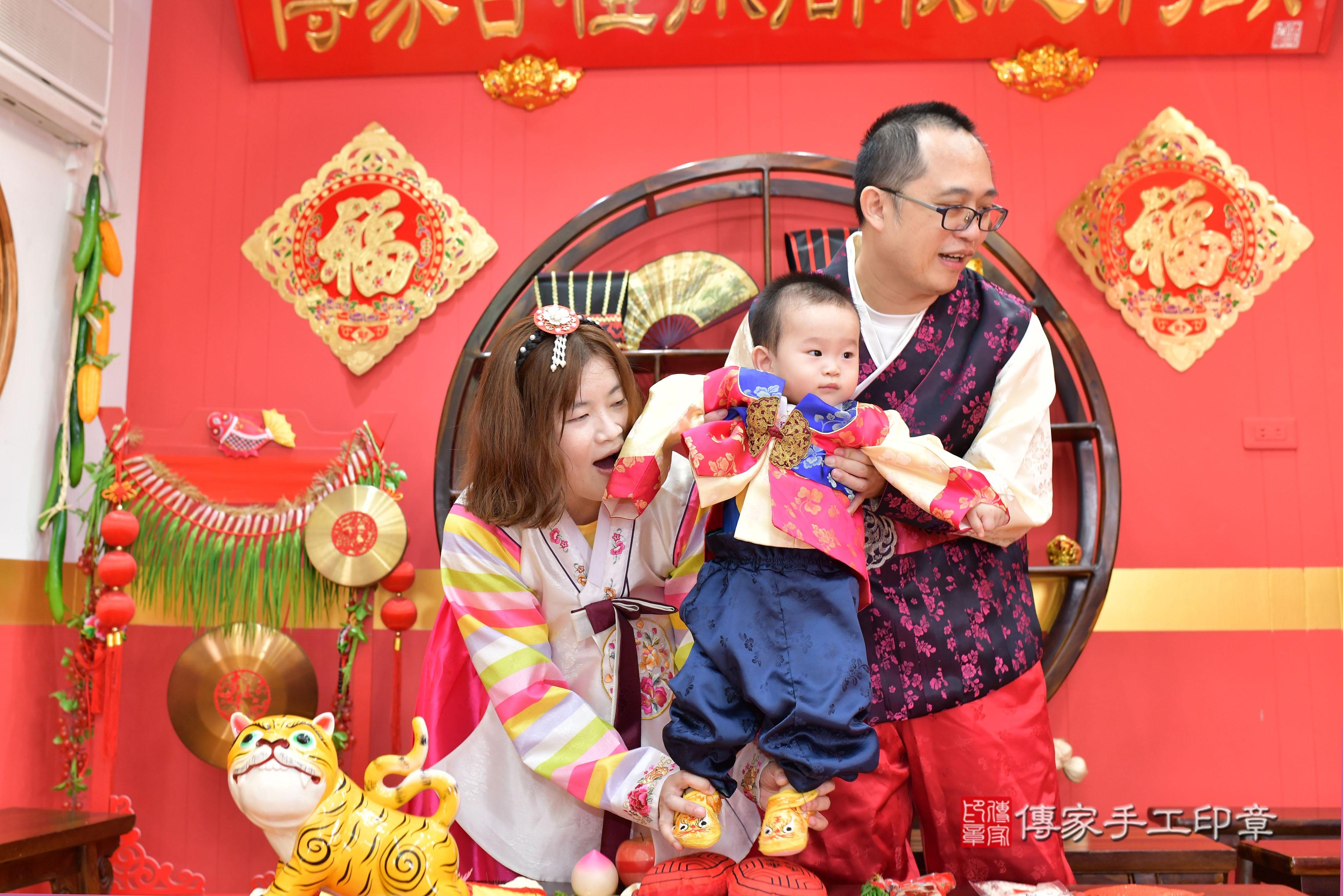 傳家手工印章桃園店、抓周、度脺、中國風會場、傳家嬰兒古禮、吉祥話、抓周道具物品24種、拍照。抓周證書。寶寶抓周、滿周歲、生日快樂、祝福