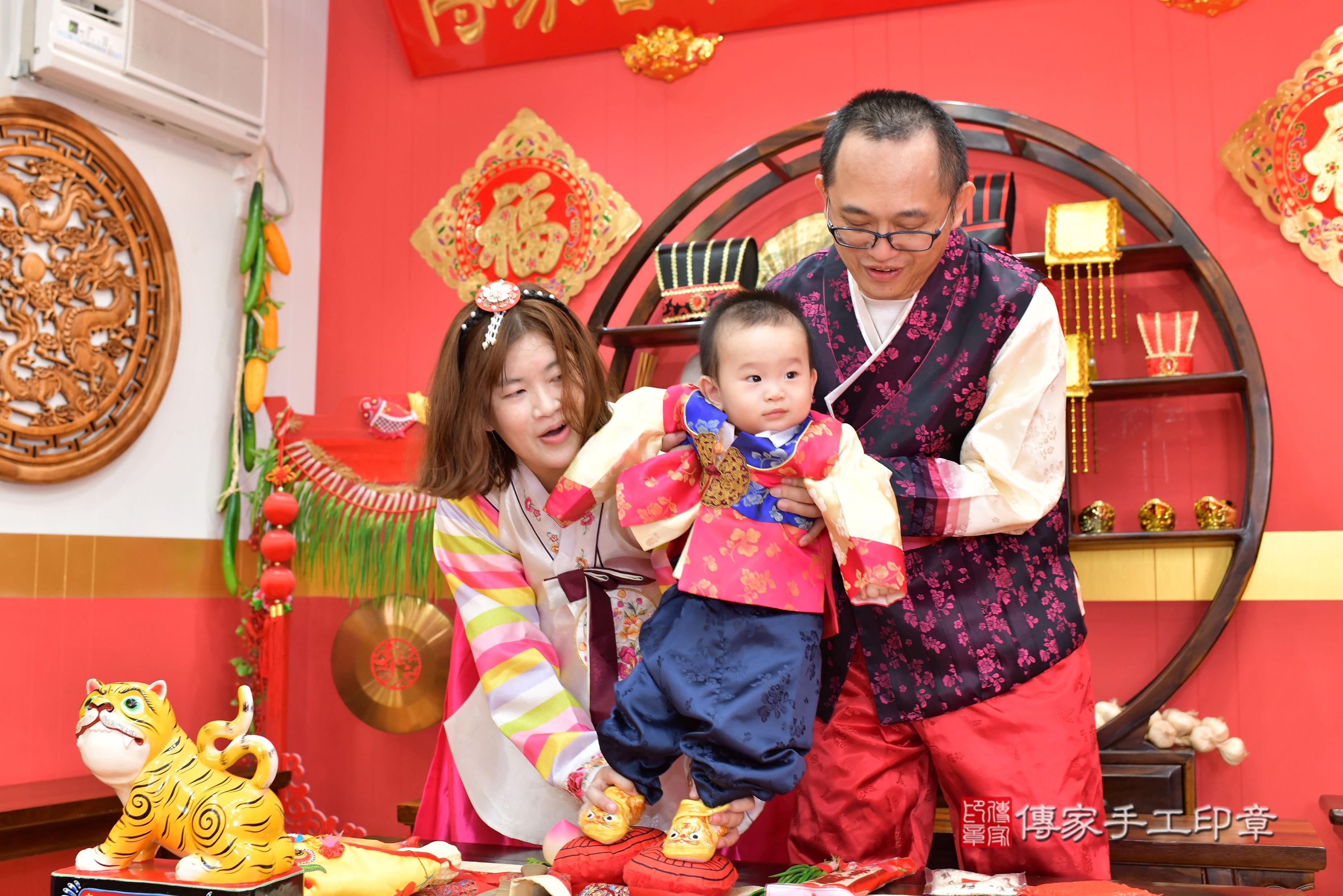 傳家手工印章桃園店、抓周、度脺、中國風會場、傳家嬰兒古禮、吉祥話、抓周道具物品24種、拍照。抓周證書。寶寶抓周、滿周歲、生日快樂、祝福