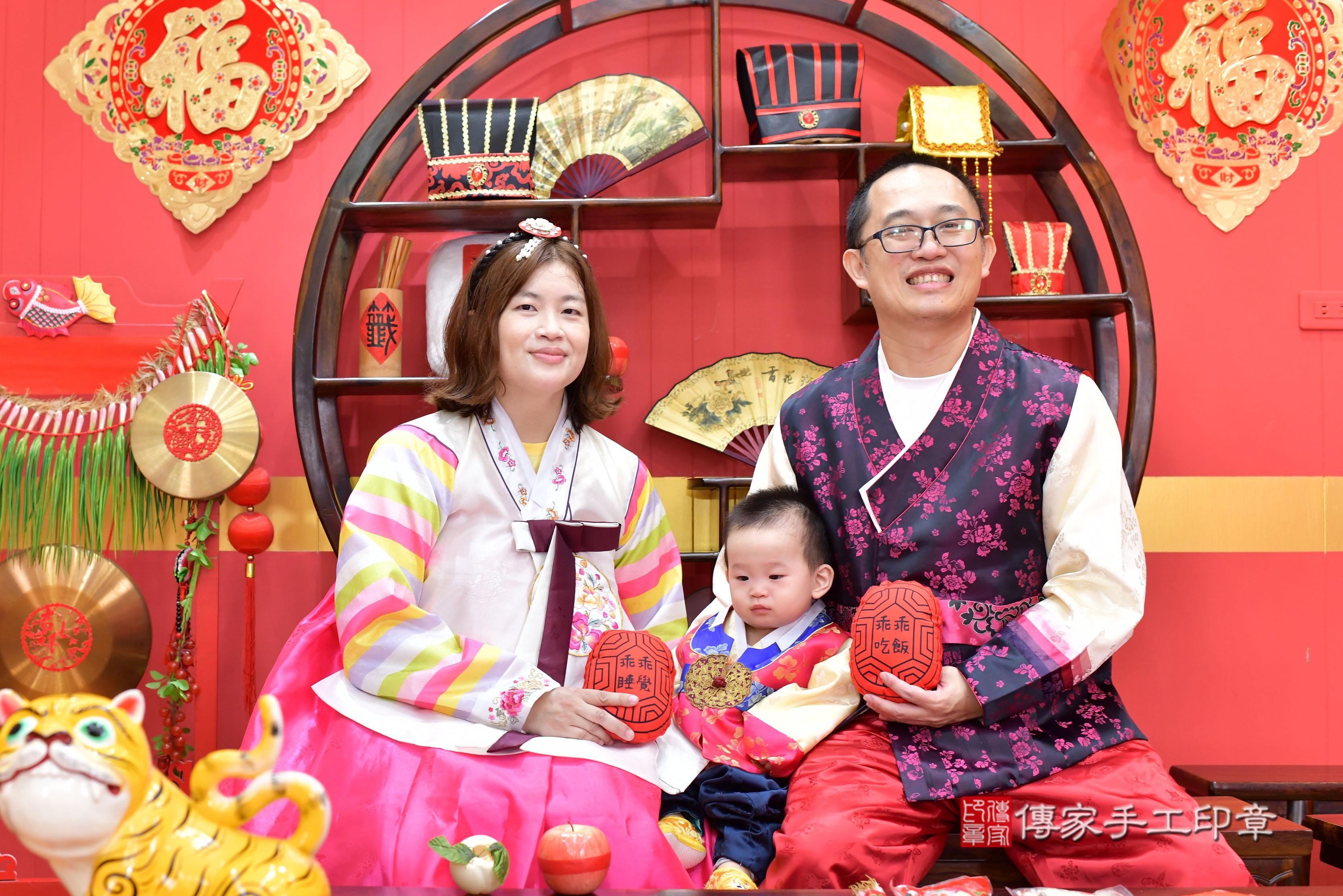 傳家手工印章桃園店、抓周、度脺、中國風會場、傳家嬰兒古禮、吉祥話、抓周道具物品24種、拍照。抓周證書。寶寶抓周、滿周歲、生日快樂、祝福