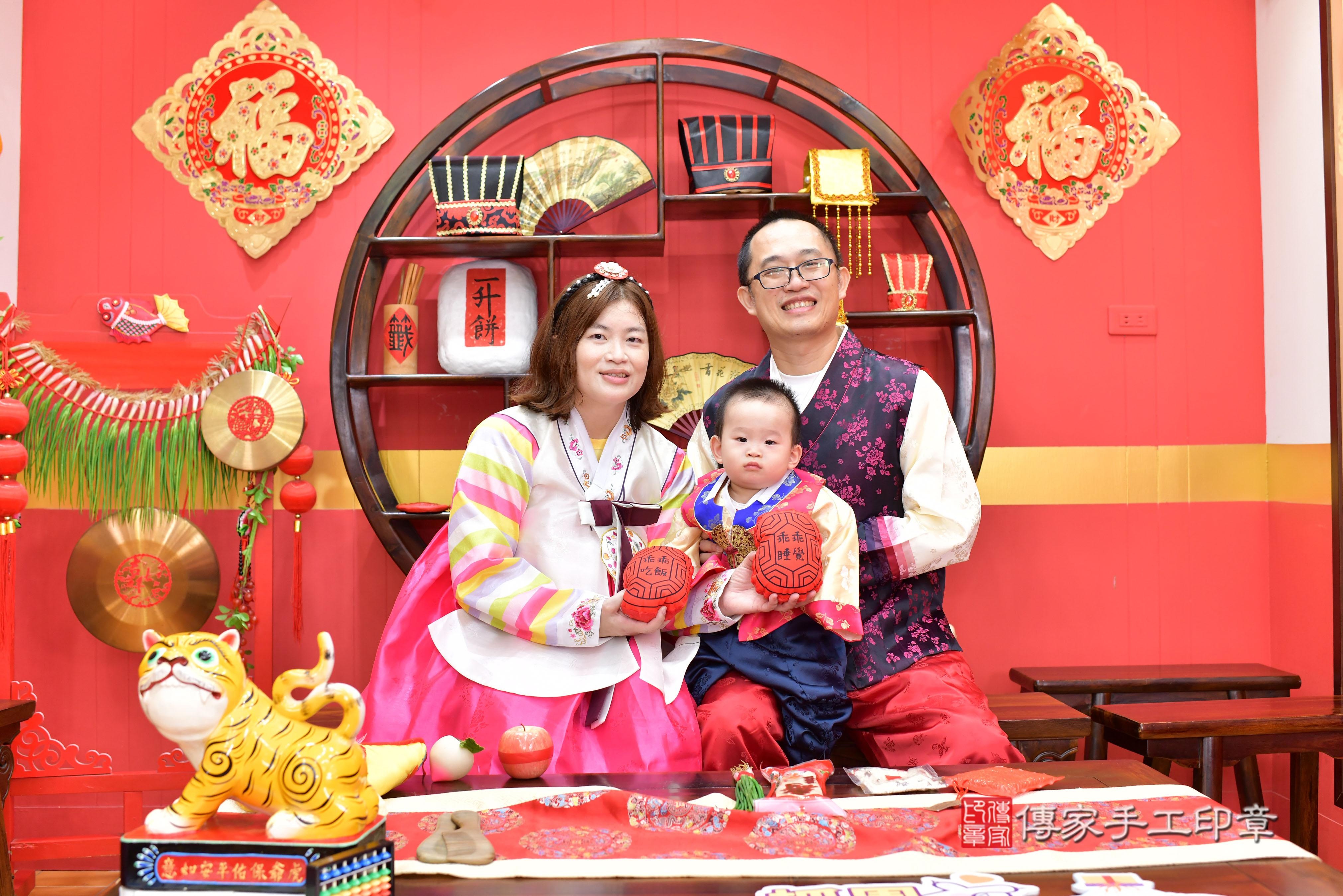 傳家手工印章桃園店、抓周、度脺、中國風會場、傳家嬰兒古禮、吉祥話、抓周道具物品24種、拍照。抓周證書。寶寶抓周、滿周歲、生日快樂、祝福