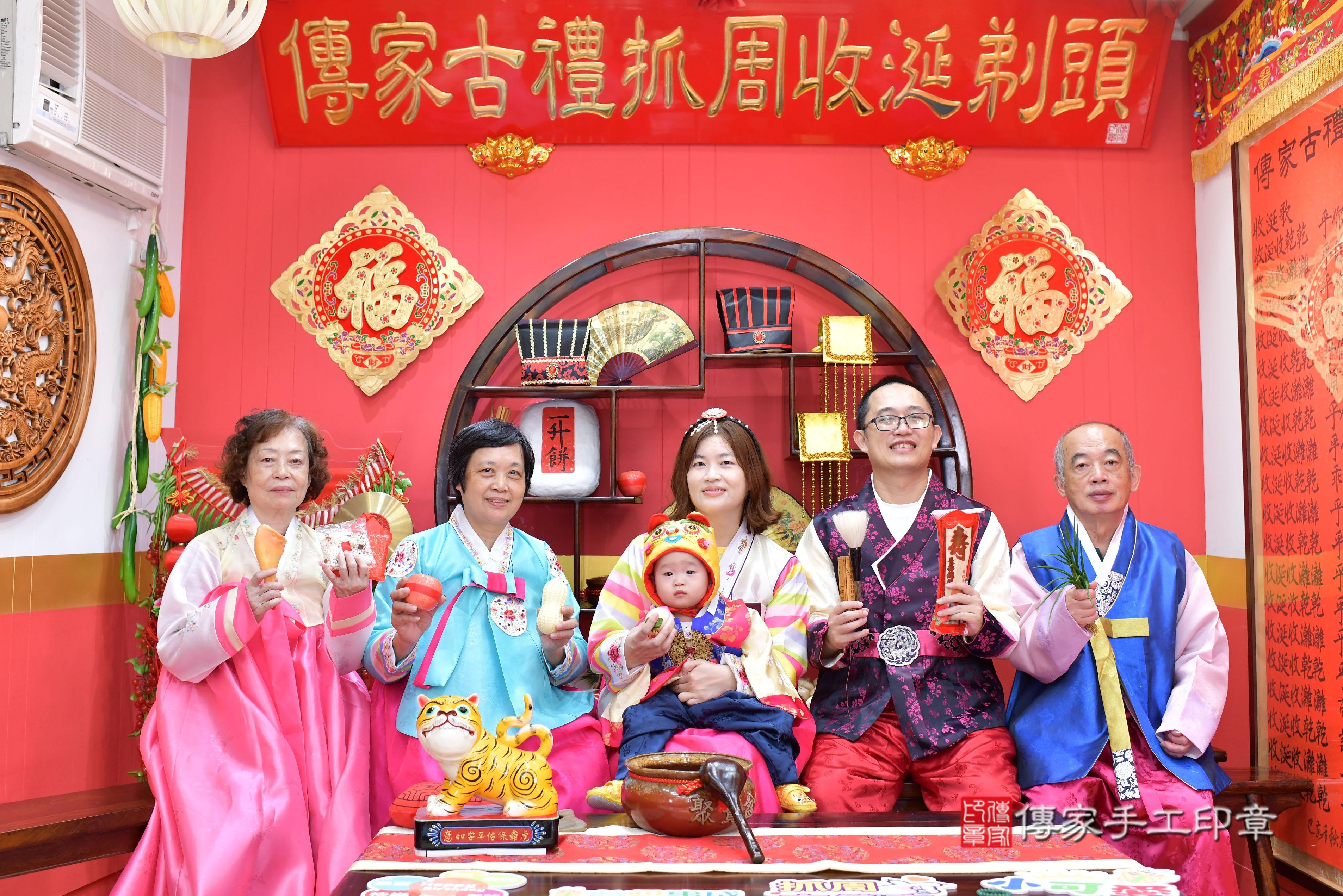 傳家手工印章桃園店、抓周、度脺、中國風會場、傳家嬰兒古禮、吉祥話、抓周道具物品24種、拍照。抓周證書。寶寶抓周、滿周歲、生日快樂、祝福