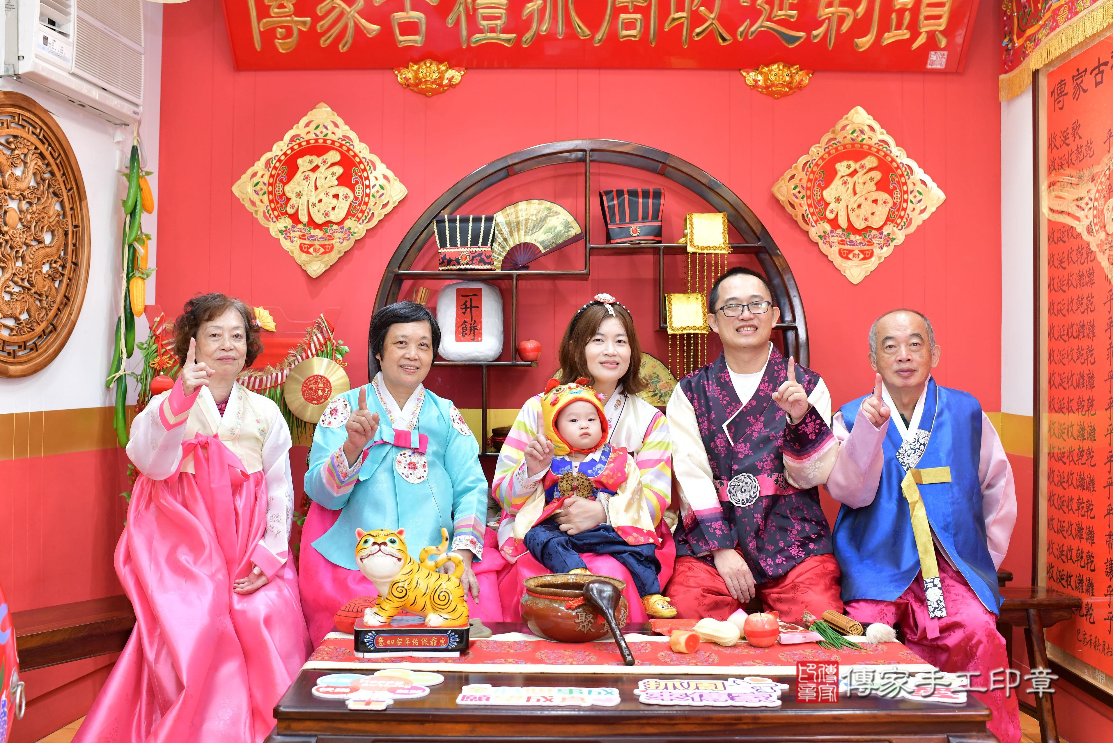 傳家手工印章桃園店、抓周、度脺、中國風會場、傳家嬰兒古禮、吉祥話、抓周道具物品24種、拍照。抓周證書。寶寶抓周、滿周歲、生日快樂、祝福